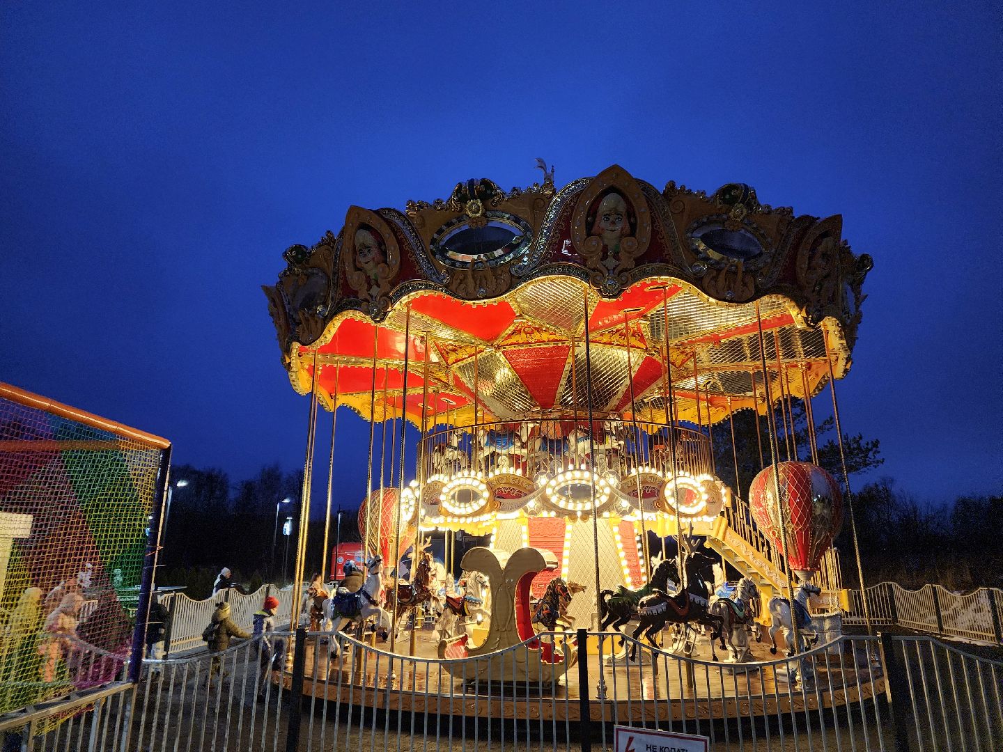 Чехов, парк культуры и отдыха, карусель Сказка, детский аттракцион, Зима в Подмосковье, бесплатное катание на карусели, вертикалки,