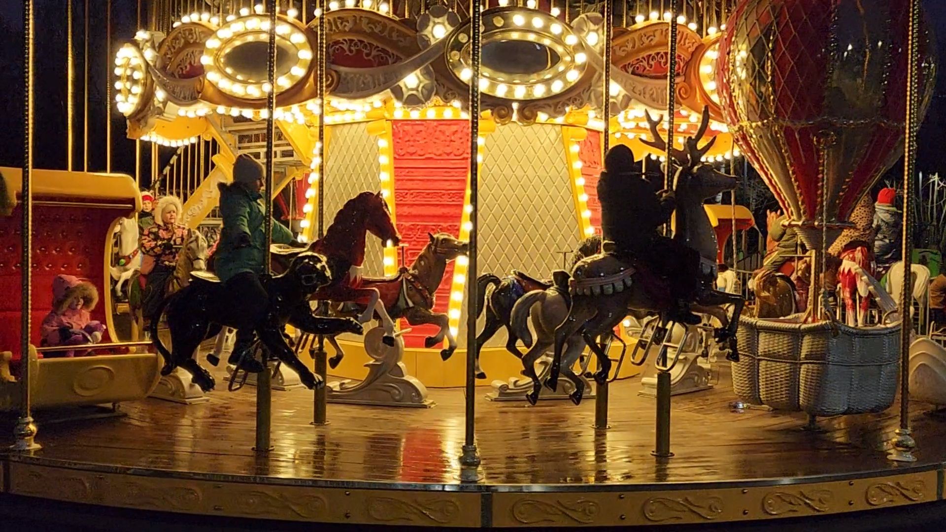 Чехов, парк культуры и отдыха, карусель Сказка, детский аттракцион, Зима в Подмосковье, бесплатное катание на карусели, вертикалки,