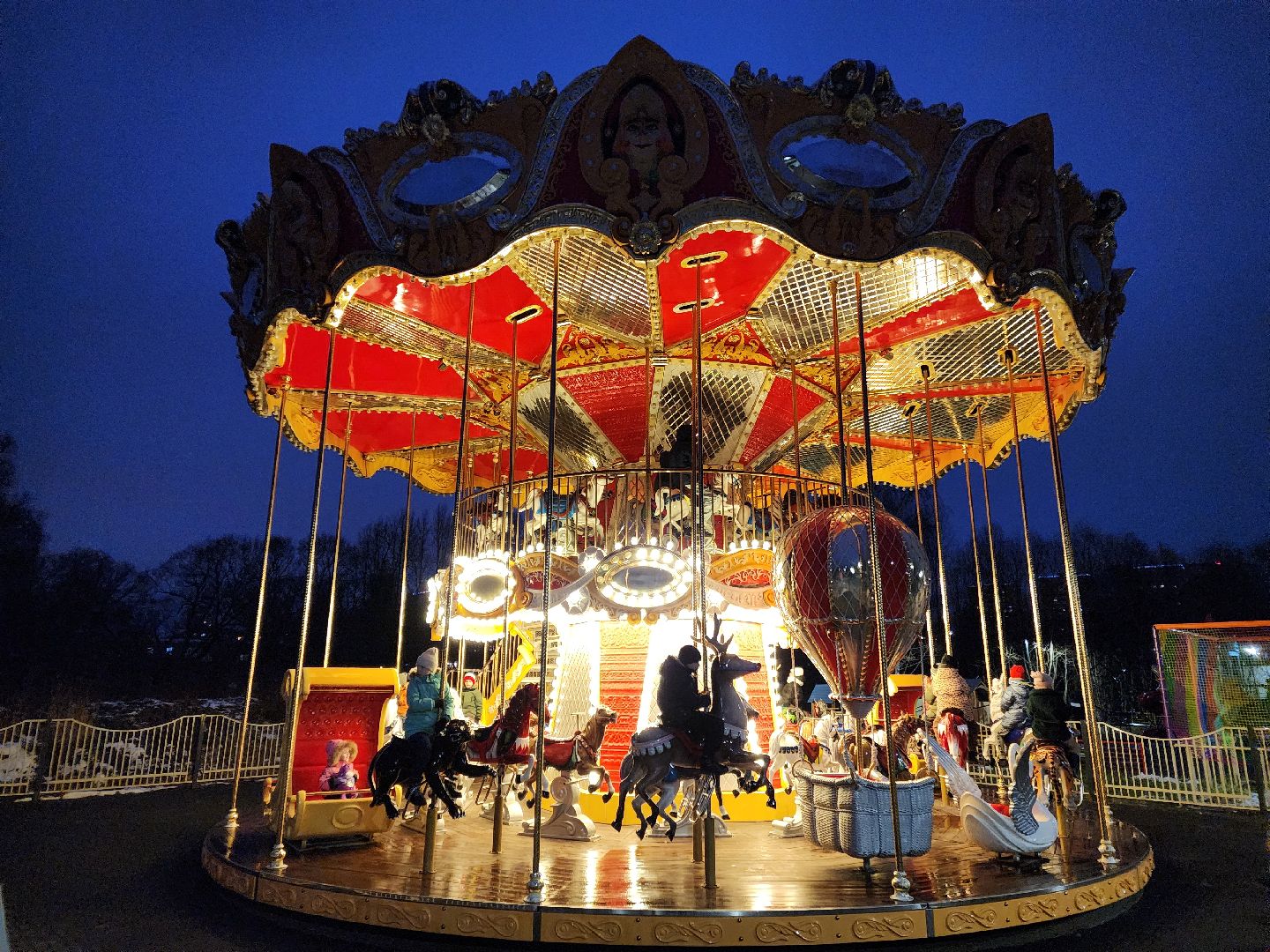 Чехов, парк культуры и отдыха, карусель Сказка, детский аттракцион, Зима в Подмосковье, бесплатное катание на карусели, вертикалки,