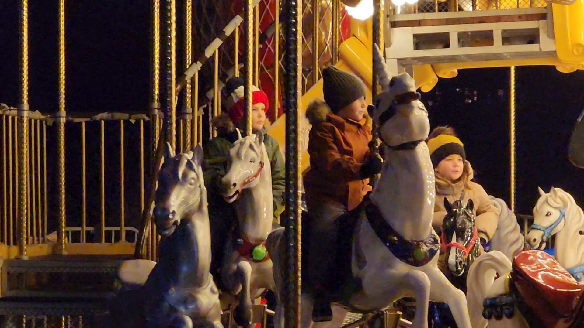 Чехов, парк культуры и отдыха, карусель Сказка, детский аттракцион, Зима в Подмосковье, бесплатное катание на карусели, вертикалки,