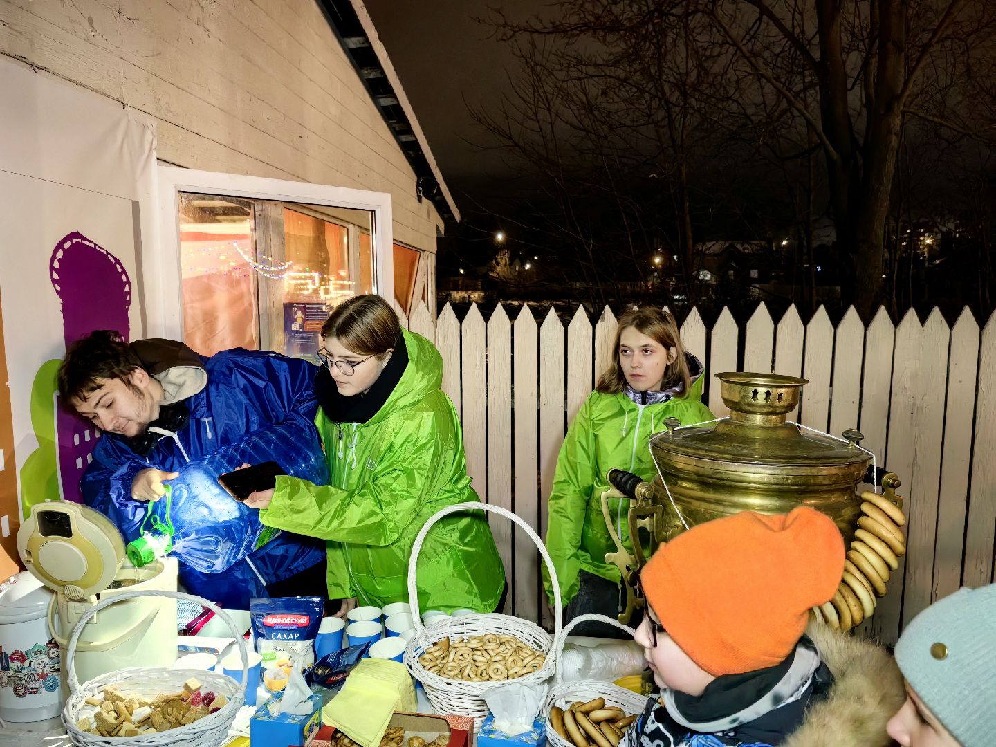 парк, новогодняя елка, гирлянды, дед мороз и снегурочка, вертикалки,