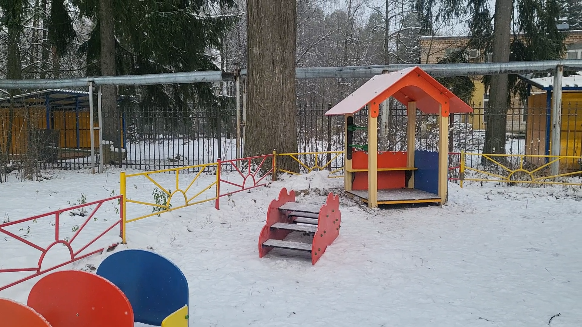 новое игровое оборудование, власиха школа попова, дошкольный корпус Поповки, Теремок школы Попова, МАФы для площадки,