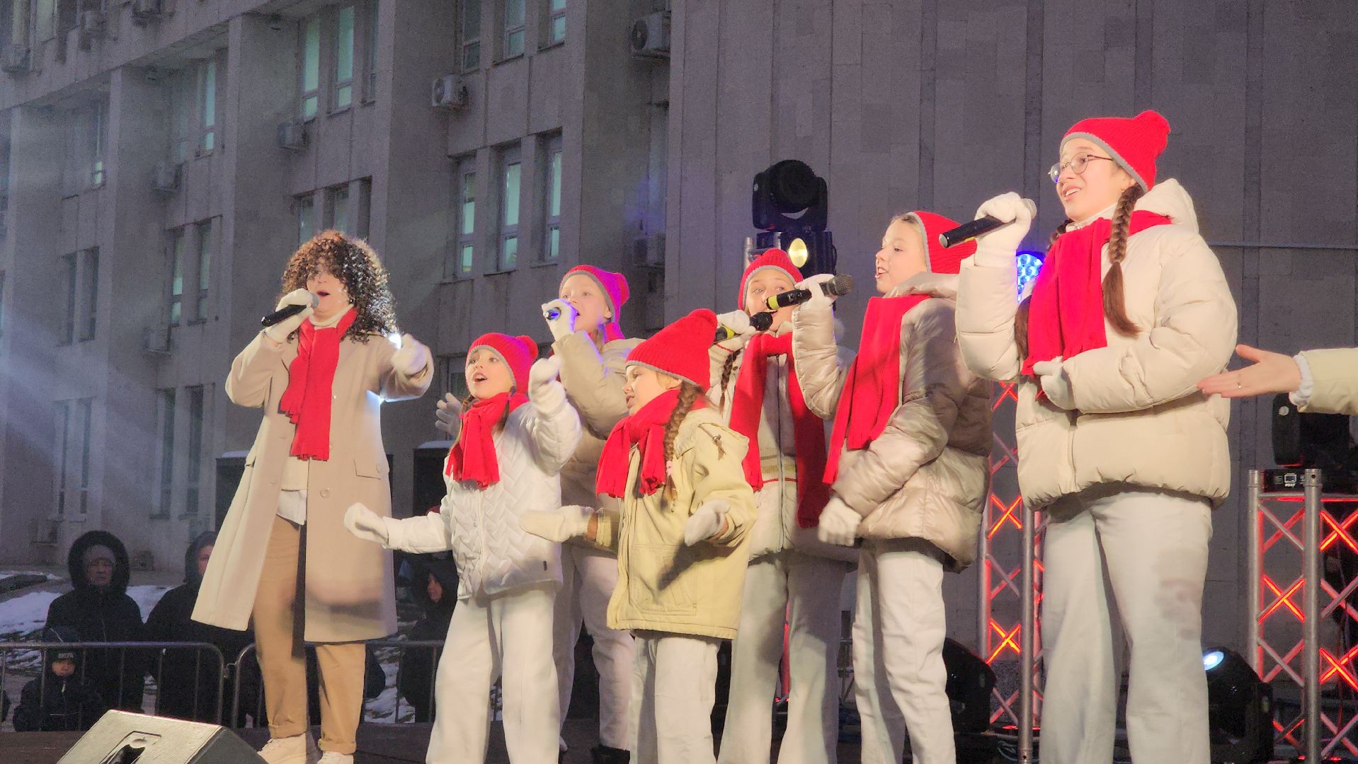 новогодняя елка, зажжение огней на елке, руза, новый год, зима в подмосковье, зима в рузе, рузский городской округ, вертикалки,