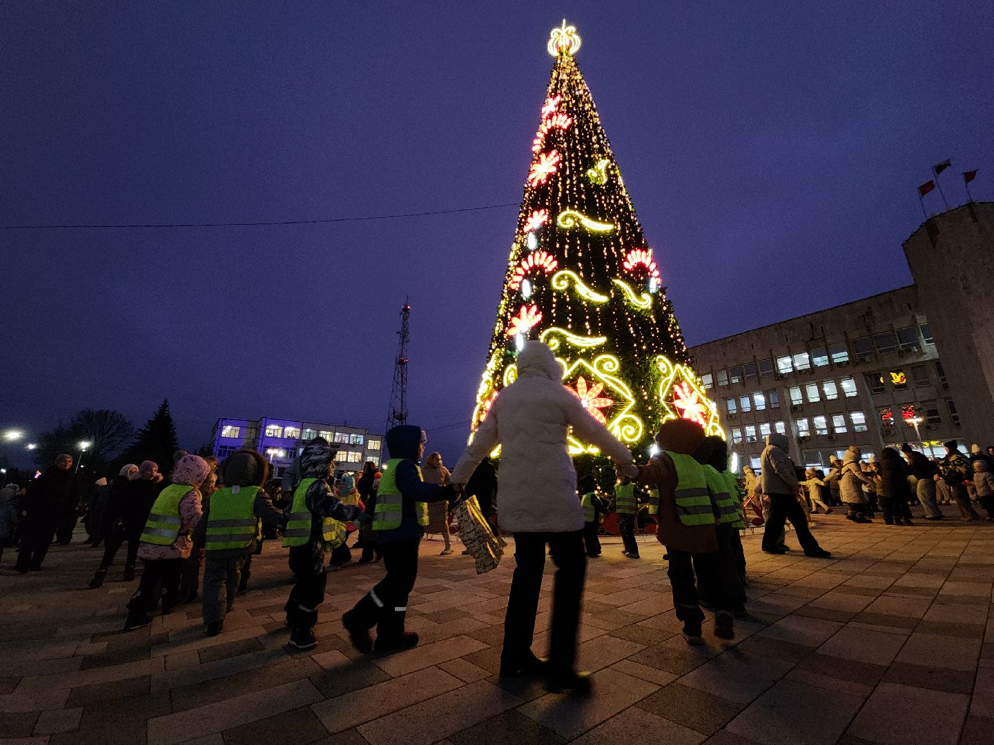 новогодняя елка, зажжение огней на елке, руза, новый год, зима в подмосковье, зима в рузе, рузский городской округ, вертикалки,