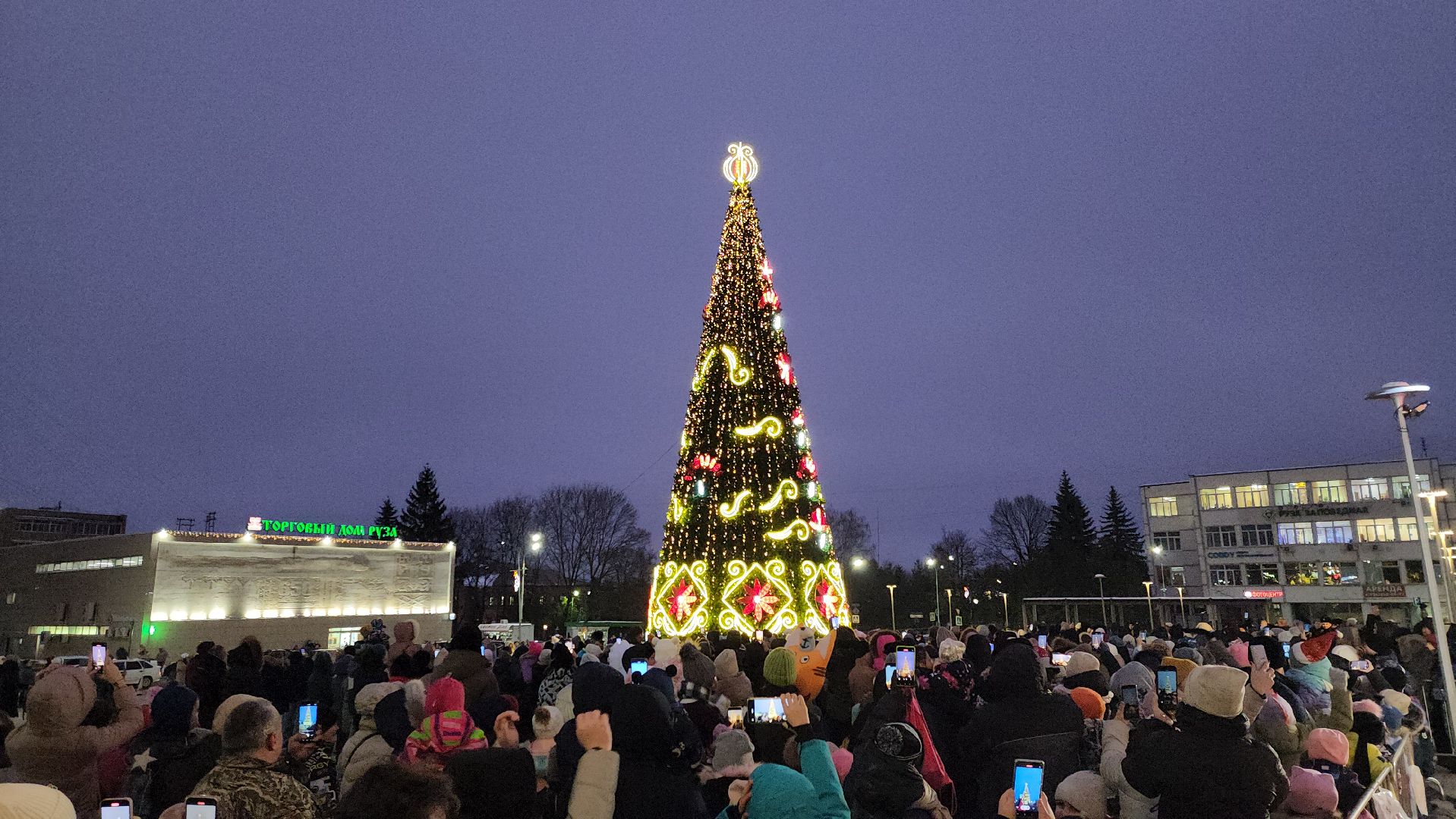 новогодняя елка, зажжение огней на елке, руза, новый год, зима в подмосковье, зима в рузе, рузский городской округ, вертикалки,
