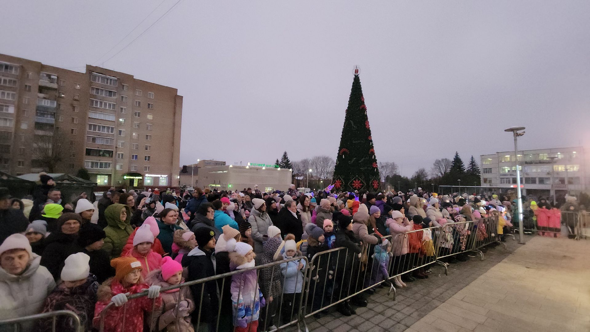 новогодняя елка, зажжение огней на елке, руза, новый год, зима в подмосковье, зима в рузе, рузский городской округ, вертикалки,