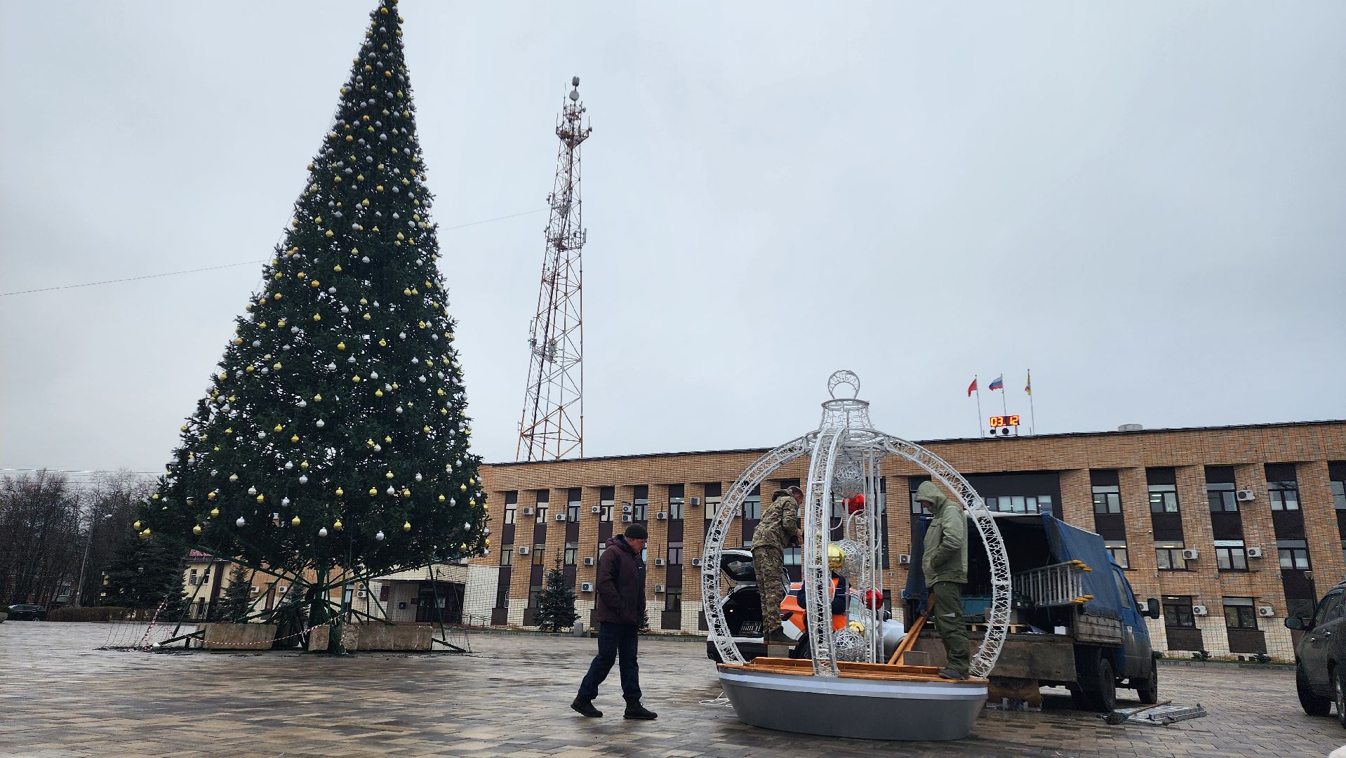 Домодедово, Подмосковье, зима в парках, зима в подмосковье, установка елки, главная елка, Центральная площадь, вертикалки,
