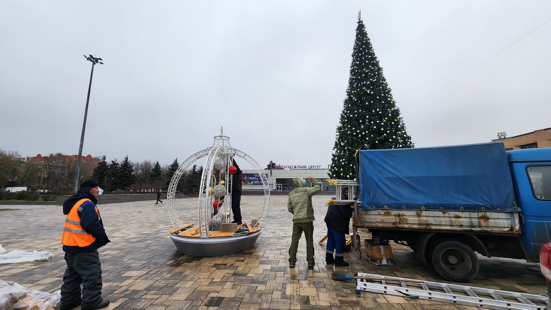 Домодедово, Подмосковье, зима в парках, зима в подмосковье, установка елки, главная елка, Центральная площадь, вертикалки,