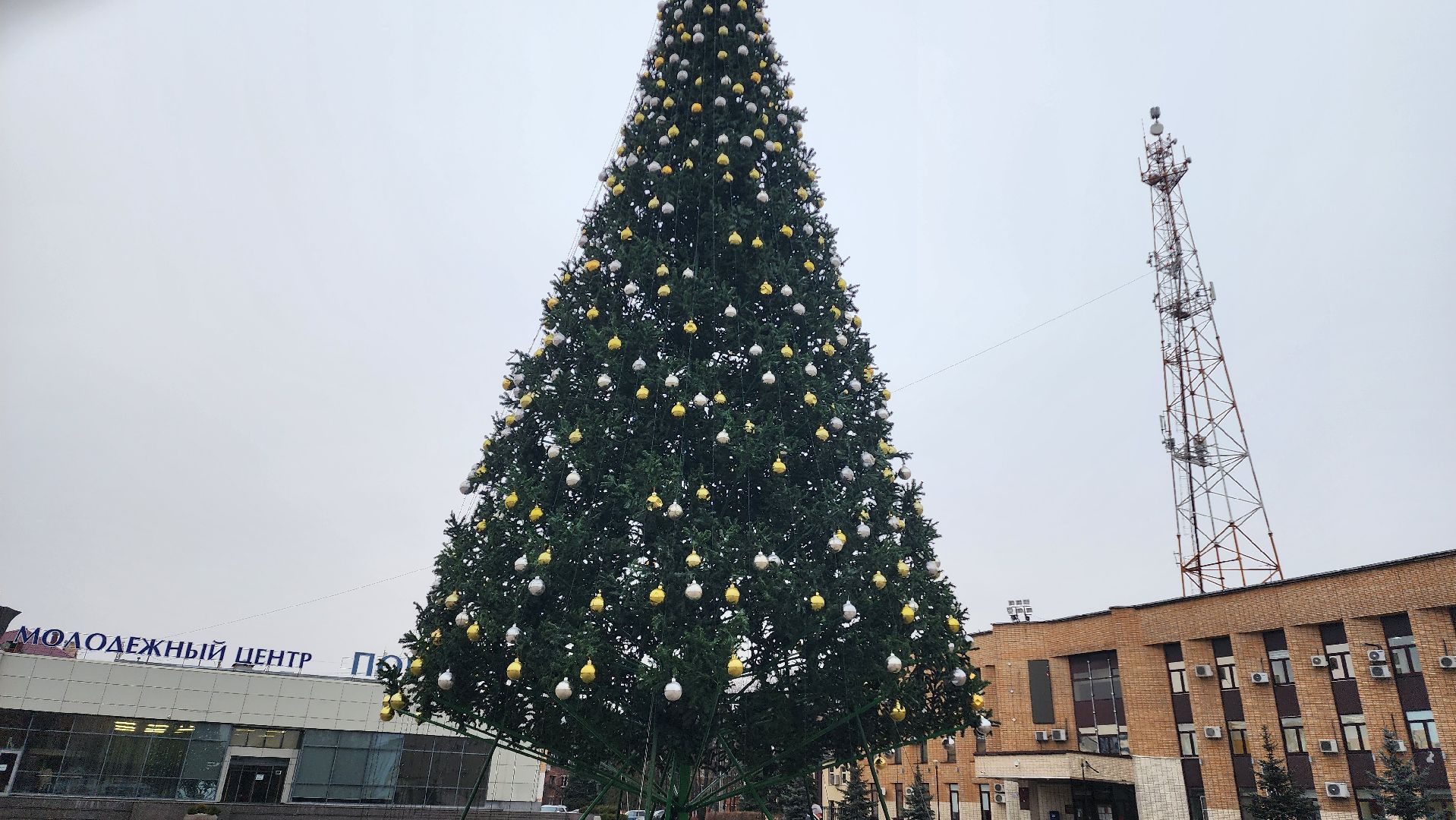 Домодедово, Подмосковье, зима в парках, зима в подмосковье, установка елки, главная елка, Центральная площадь, вертикалки,