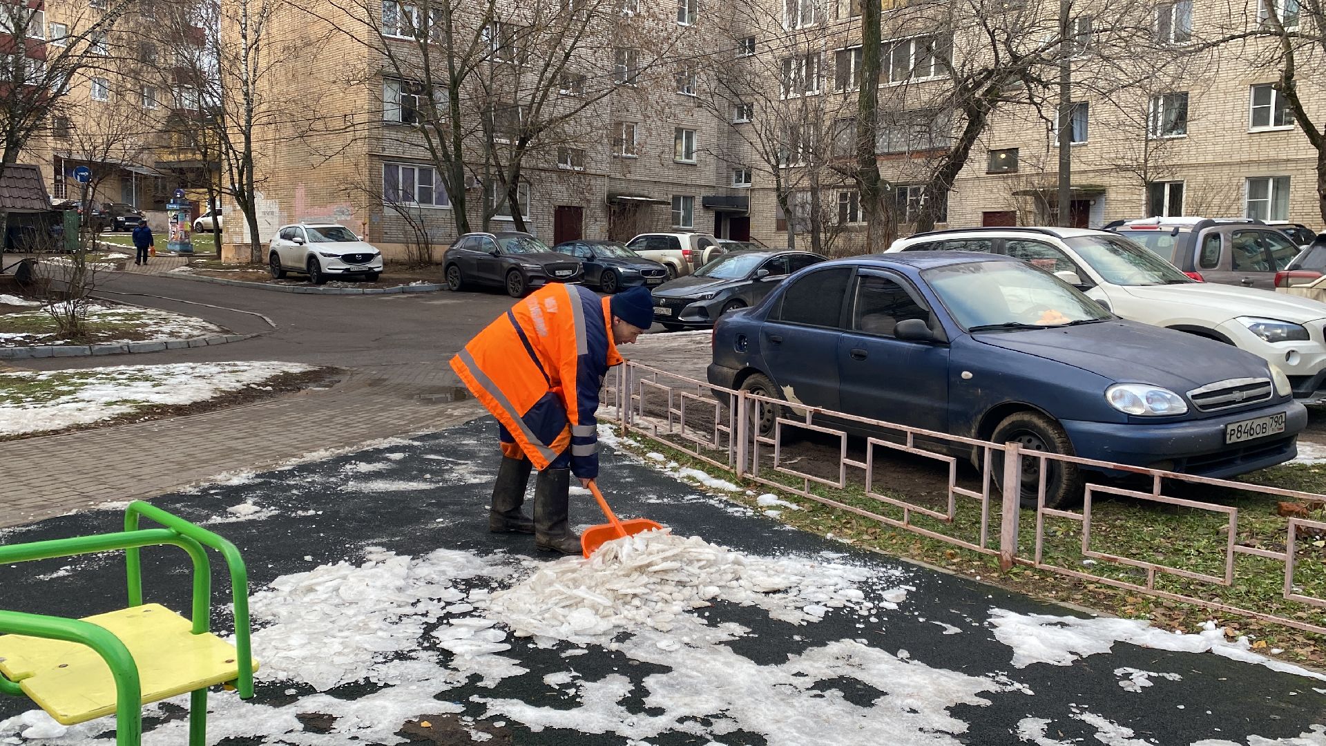 уборка двора, лед, Истра, детская площадка, вертикалки,
