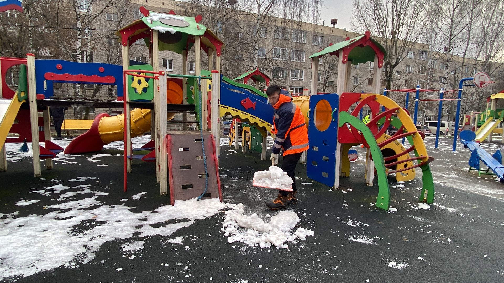 уборка двора, лед, Истра, детская площадка, вертикалки,