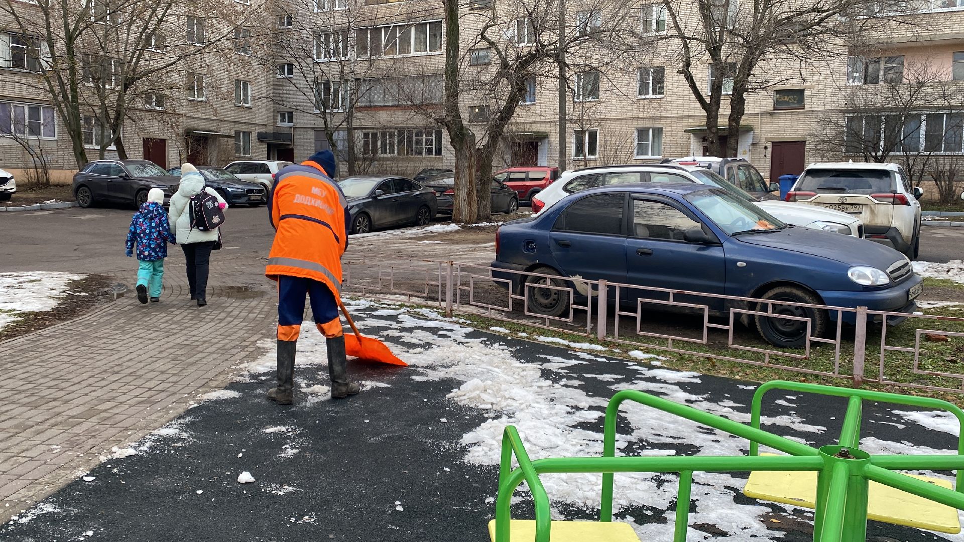 уборка двора, лед, Истра, детская площадка, вертикалки,