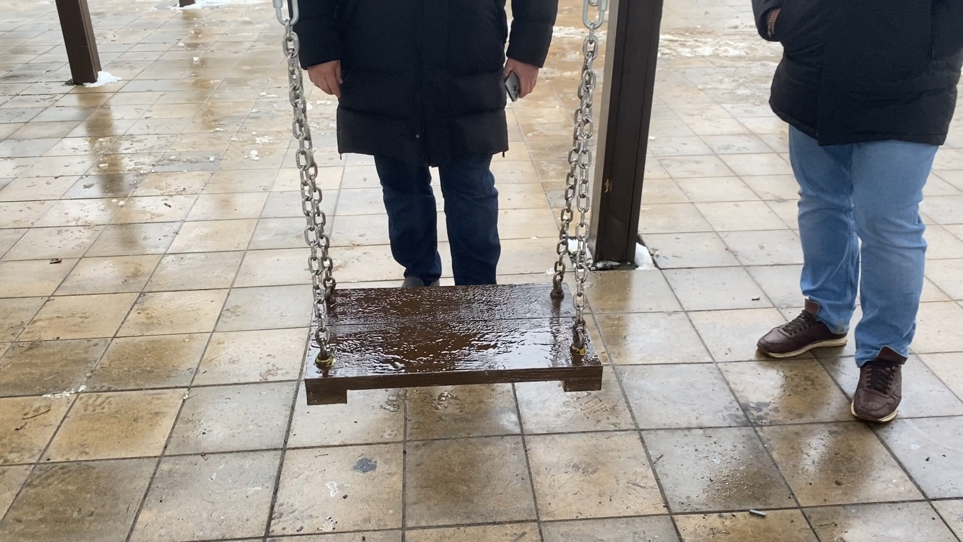 власиха благоустройство, площадь Дворца культуры, качели на цепях, МБУ ЖКХ и благоустройство, ремонт МАФ, вертикалка, вертикальное видео