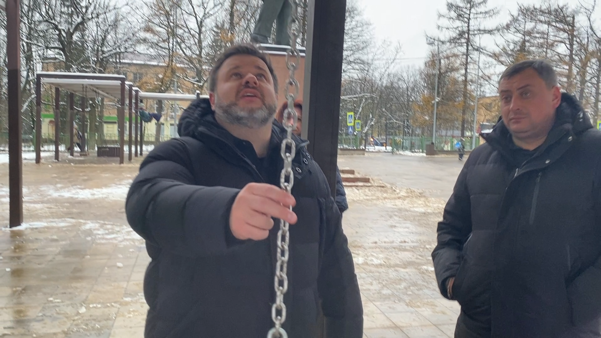 власиха благоустройство, площадь Дворца культуры, качели на цепях, МБУ ЖКХ и благоустройство, ремонт МАФ, вертикалка, вертикальное видео