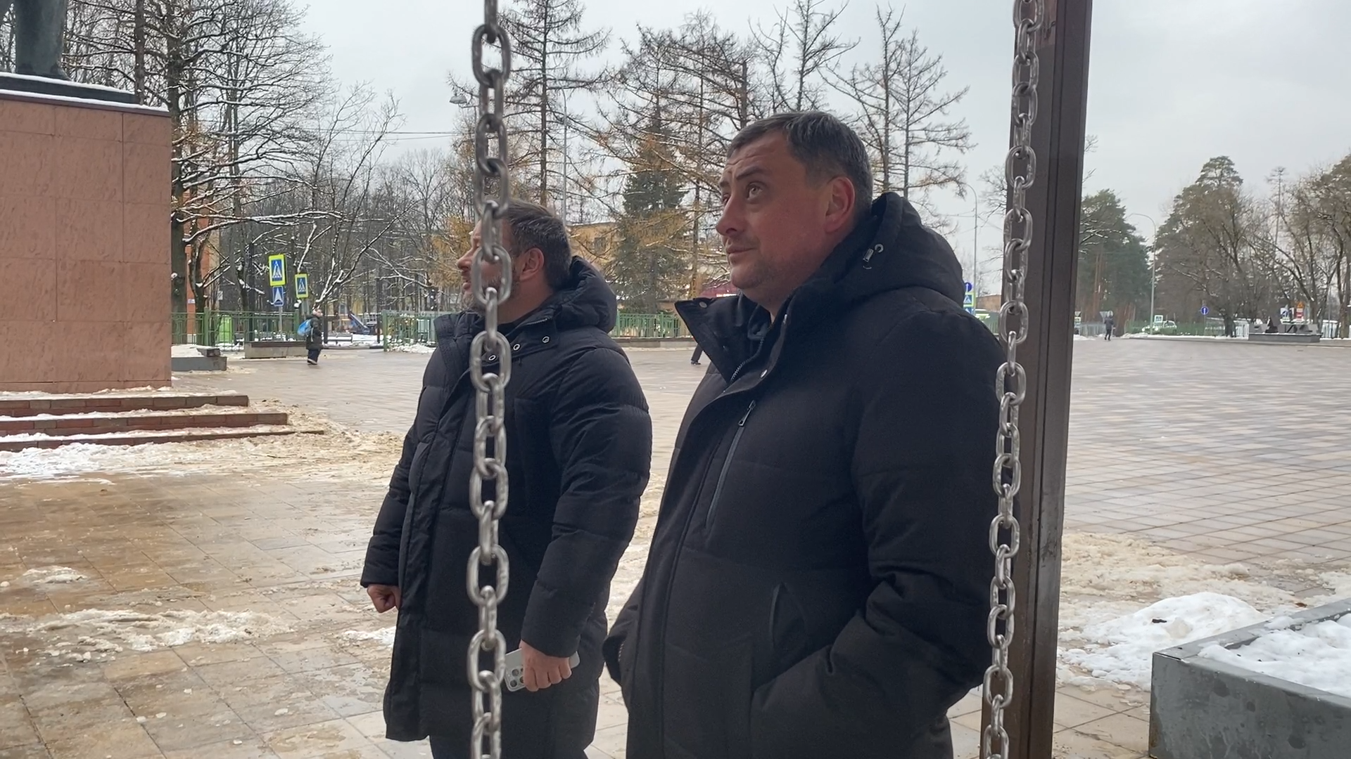 власиха благоустройство, площадь Дворца культуры, качели на цепях, МБУ ЖКХ и благоустройство, ремонт МАФ, вертикалка, вертикальное видео