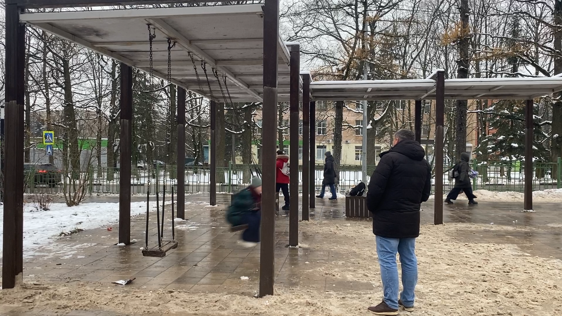 власиха благоустройство, площадь Дворца культуры, качели на цепях, МБУ ЖКХ и благоустройство, ремонт МАФ, вертикалка, вертикальное видео