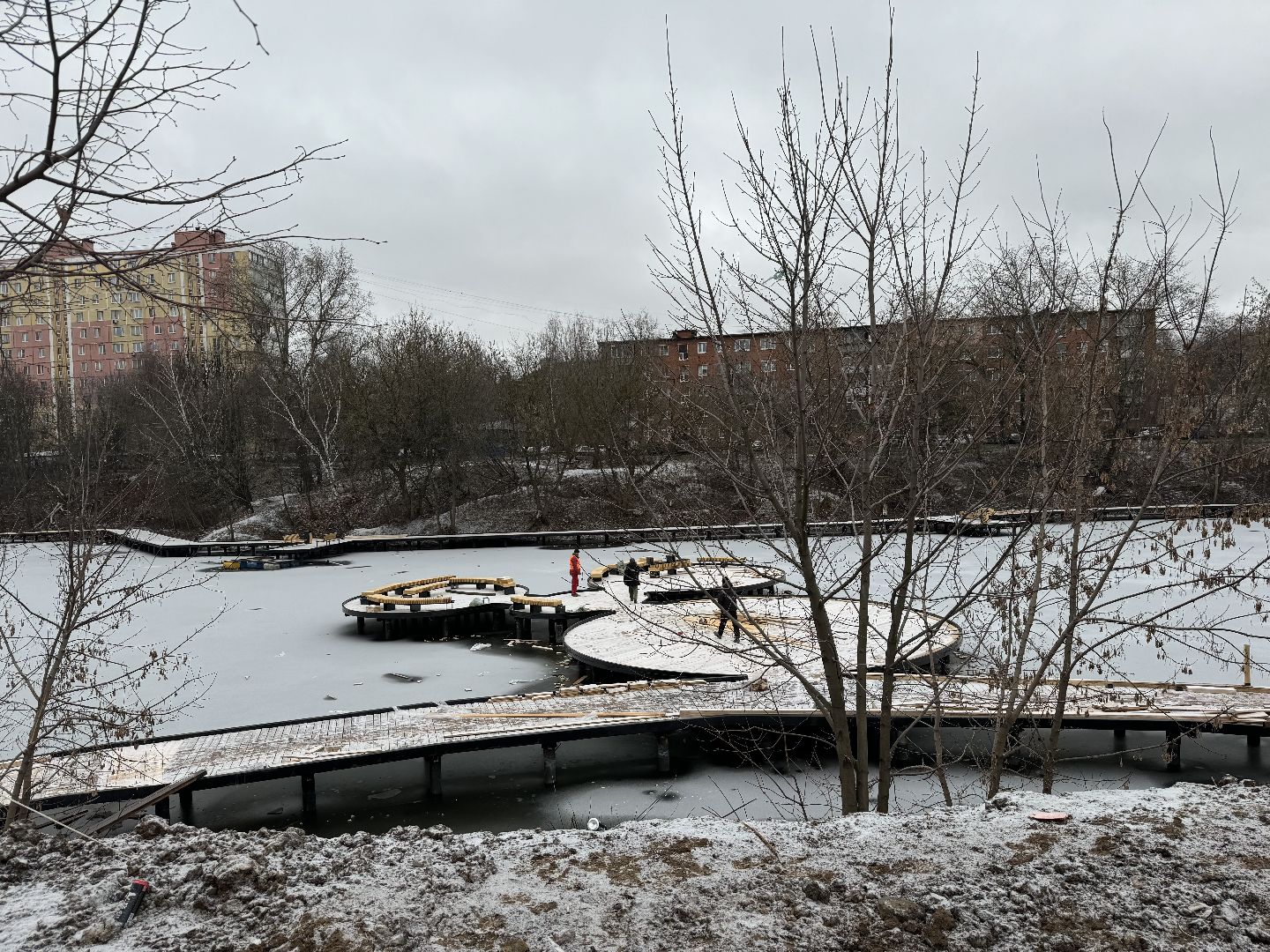 вертикалки, Благоустройство пруда, Тарычевский пруд, Девелоперская компания Брусника, Ревитализация малого тарычевского пруда, жк зеленые аллеи,