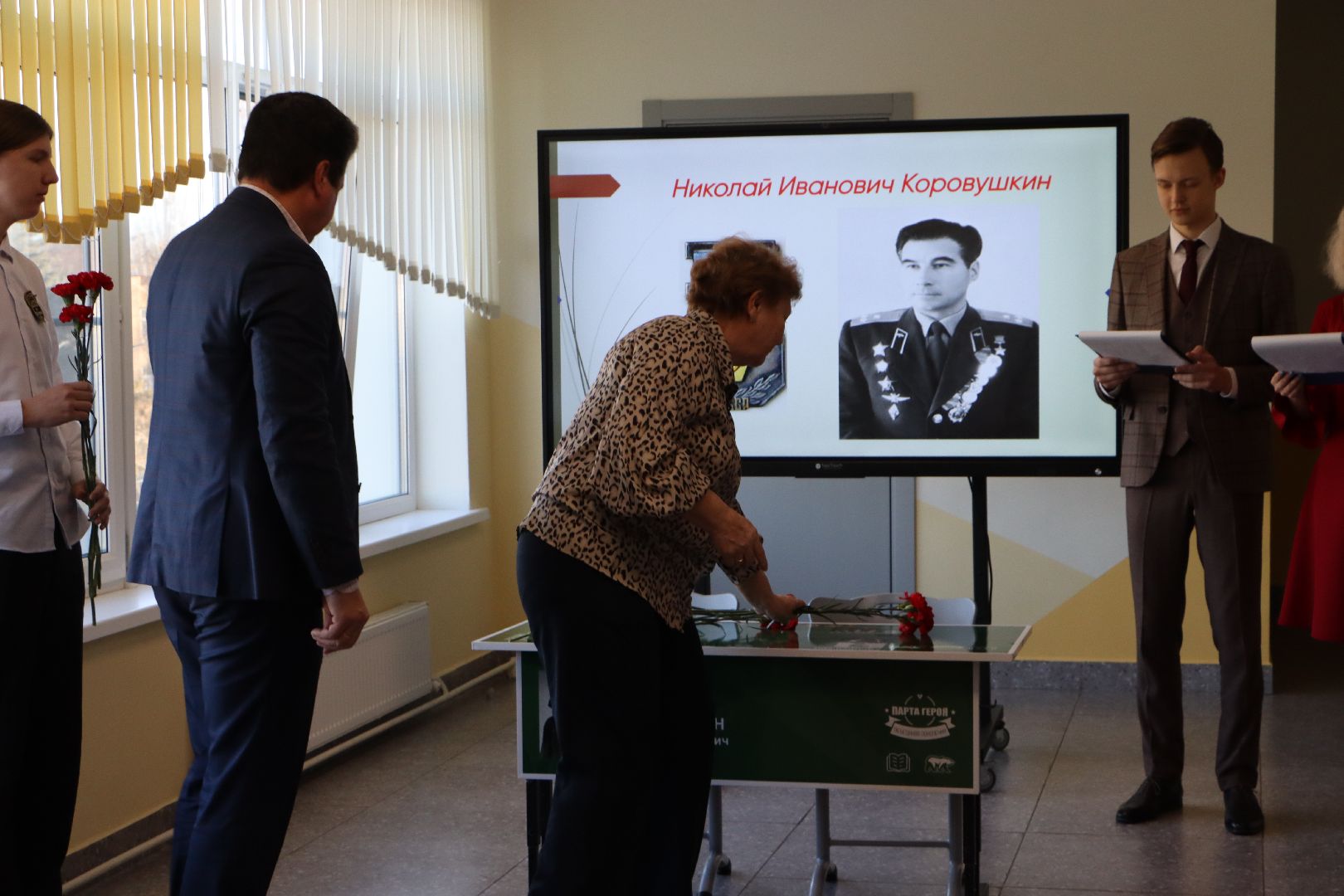 Парта Героя, летчик-испытатель Николай Иванович Коровушкин, Серебряные Пруды, Школа Чуйкова, вертикалки