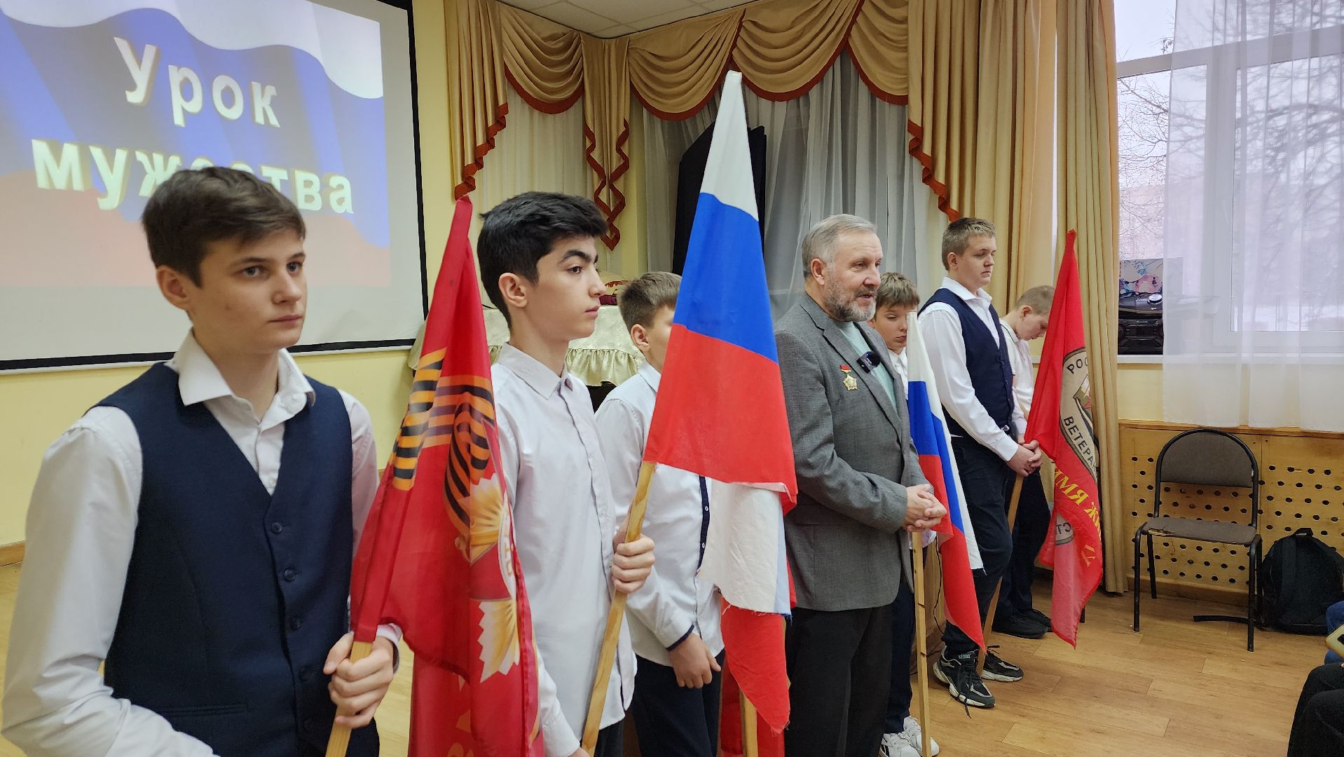 вертикалки, ивантеевка, день защитника отечества, воины-интернационалисты, сво, вов, герои, герои россии, школьники, волонтеры, урок мужества, возложение цветов,