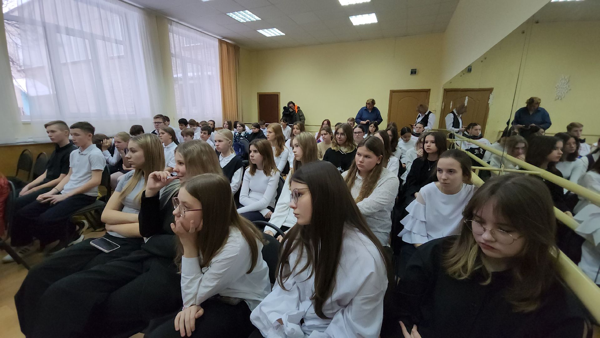 вертикалки, ивантеевка, день защитника отечества, воины-интернационалисты, сво, вов, герои, герои россии, школьники, волонтеры, урок мужества, возложение цветов,