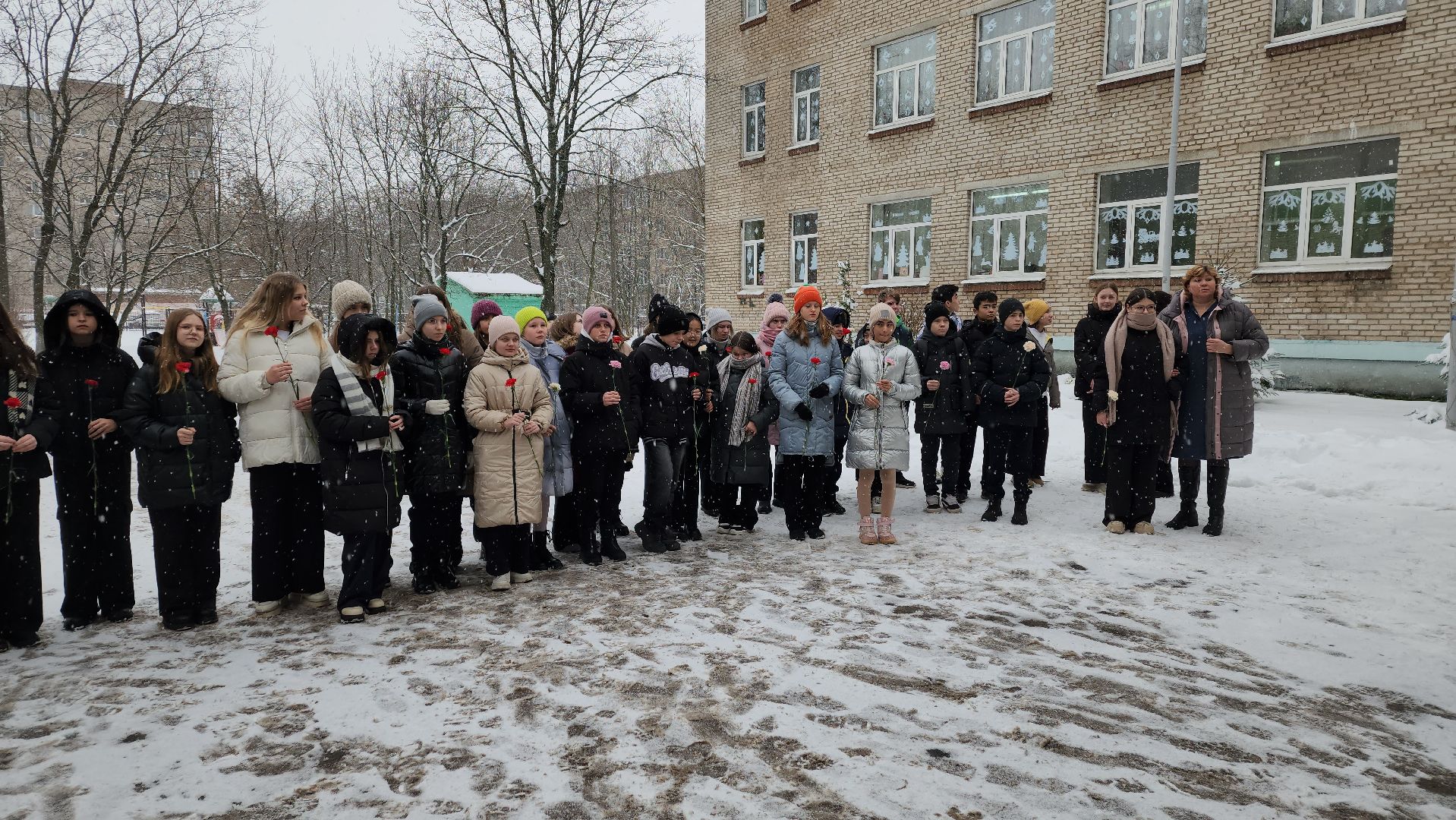 вертикалки, ивантеевка, день защитника отечества, воины-интернационалисты, сво, вов, герои, герои россии, школьники, волонтеры, урок мужества, возложение цветов,