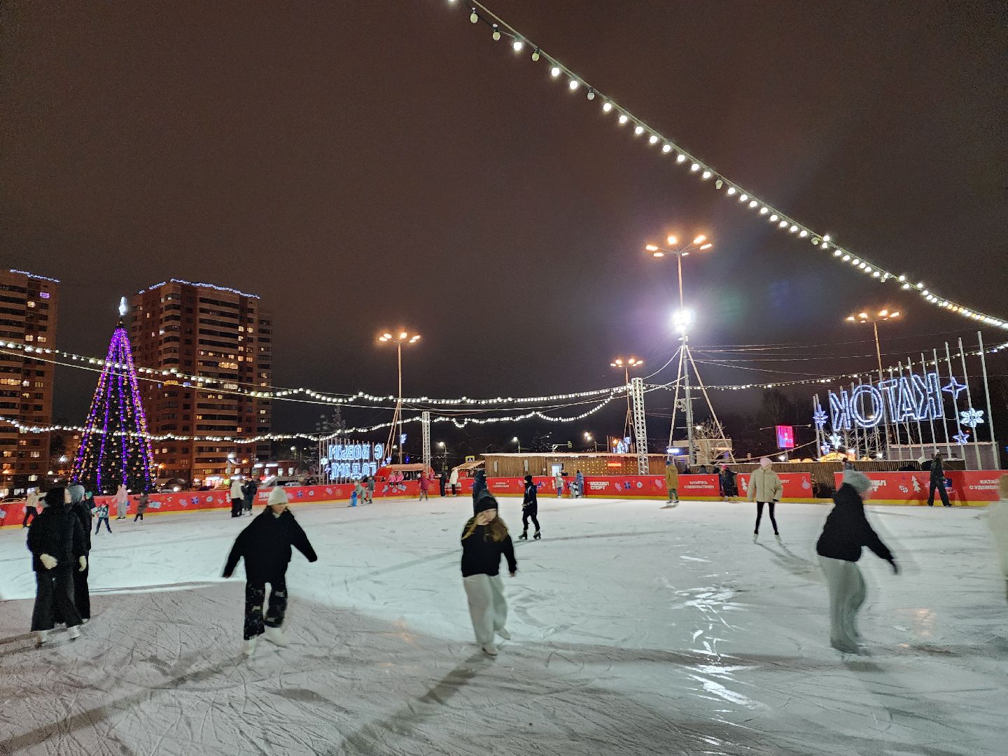 Чехов, Советская площадь, бесплатный каток, часы работы, прокат коньков, сеансы, проект губернатора московской области, зима в подмосковье, вертикалки,