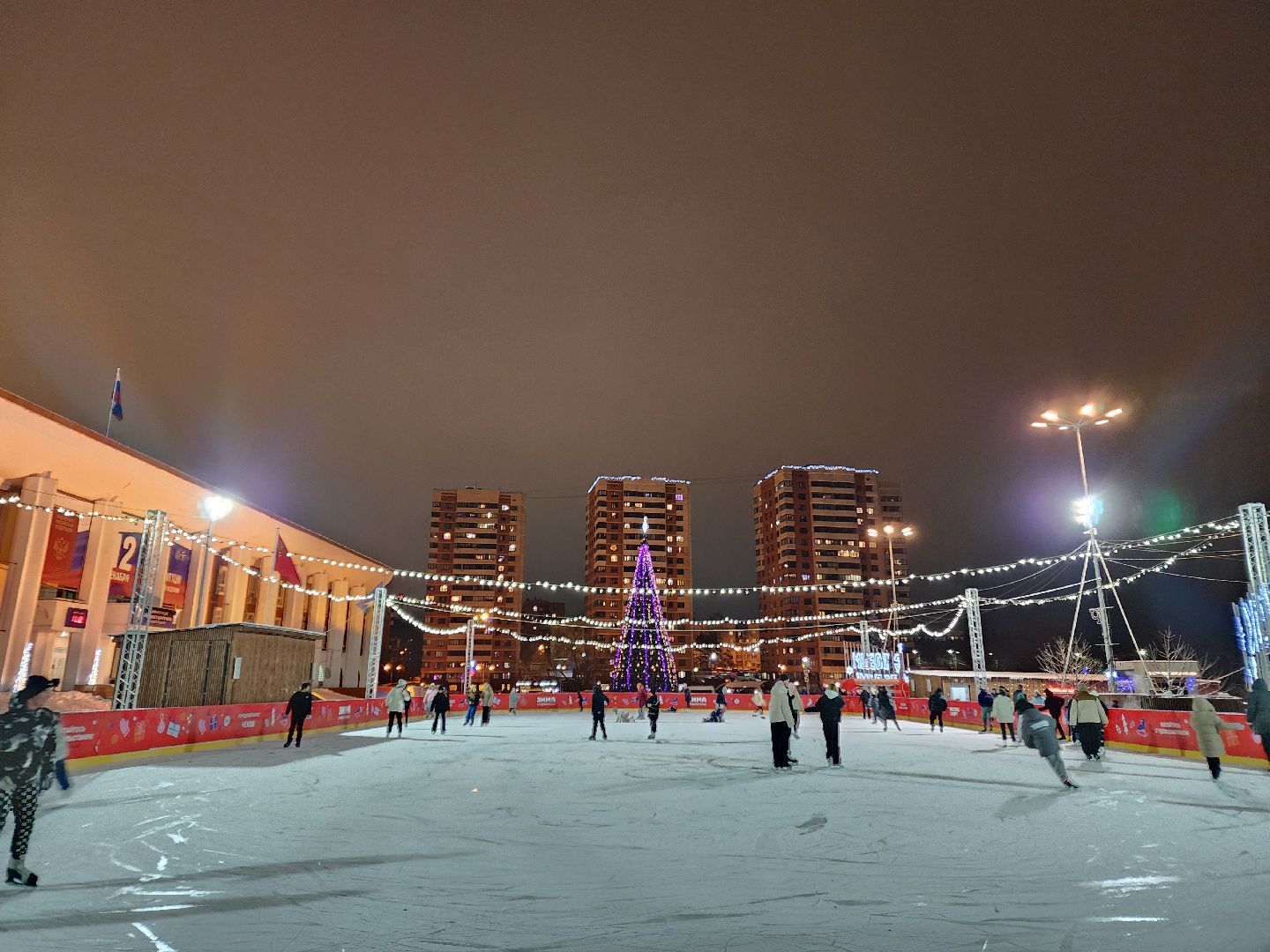 Чехов, Советская площадь, бесплатный каток, часы работы, прокат коньков, сеансы, проект губернатора московской области, зима в подмосковье, вертикалки,