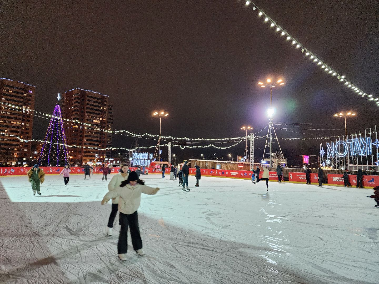 Чехов, Советская площадь, бесплатный каток, часы работы, прокат коньков, сеансы, проект губернатора московской области, зима в подмосковье, вертикалки,