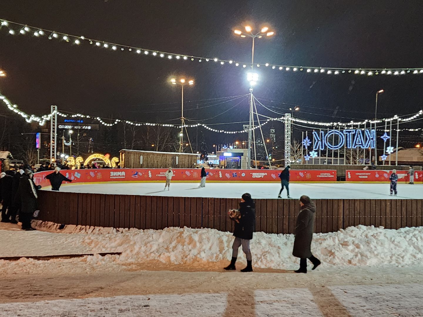 Чехов, Советская площадь, бесплатный каток, часы работы, прокат коньков, сеансы, проект губернатора московской области, зима в подмосковье, вертикалки,