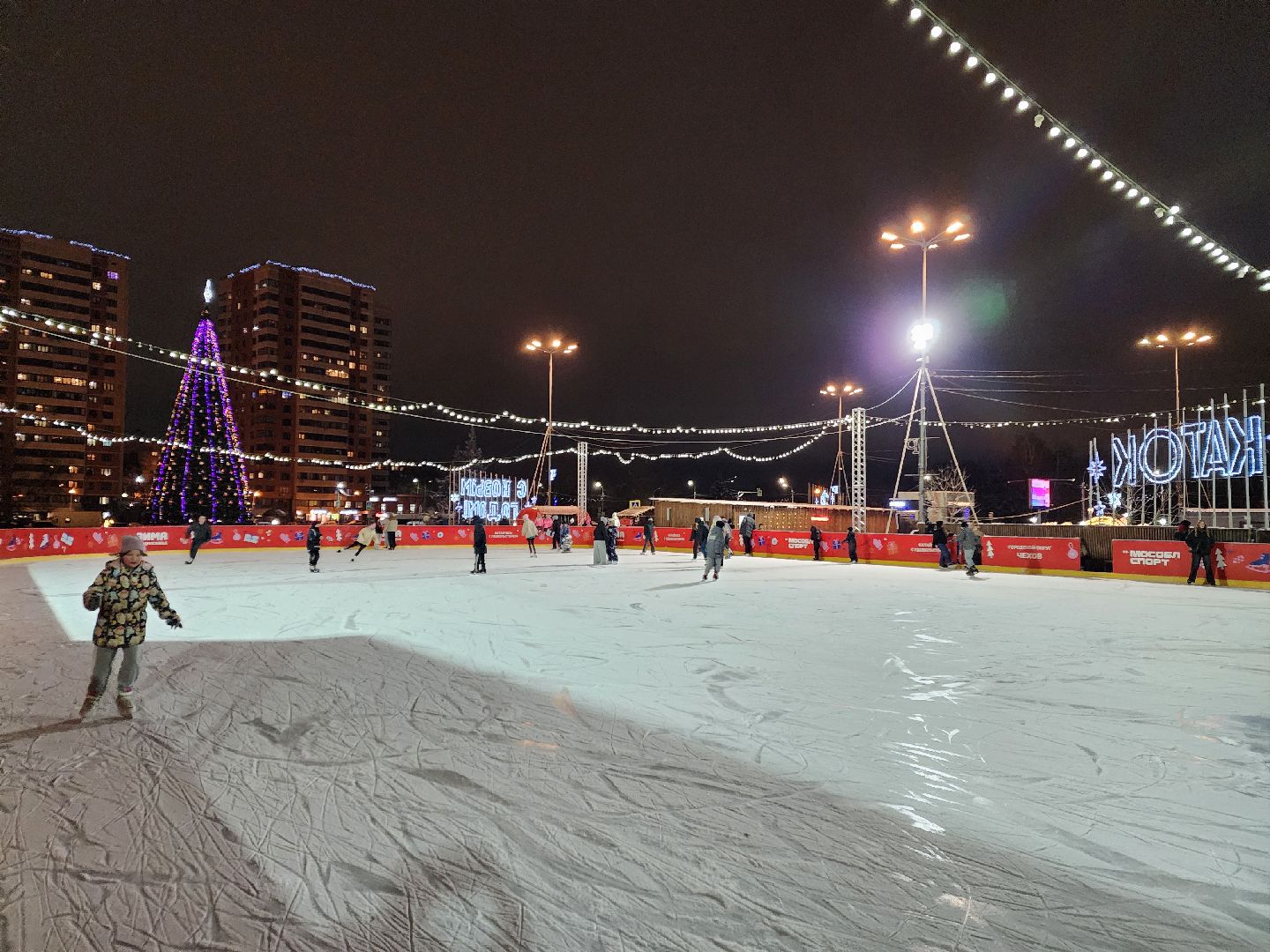 Чехов, Советская площадь, бесплатный каток, часы работы, прокат коньков, сеансы, проект губернатора московской области, зима в подмосковье, вертикалки,