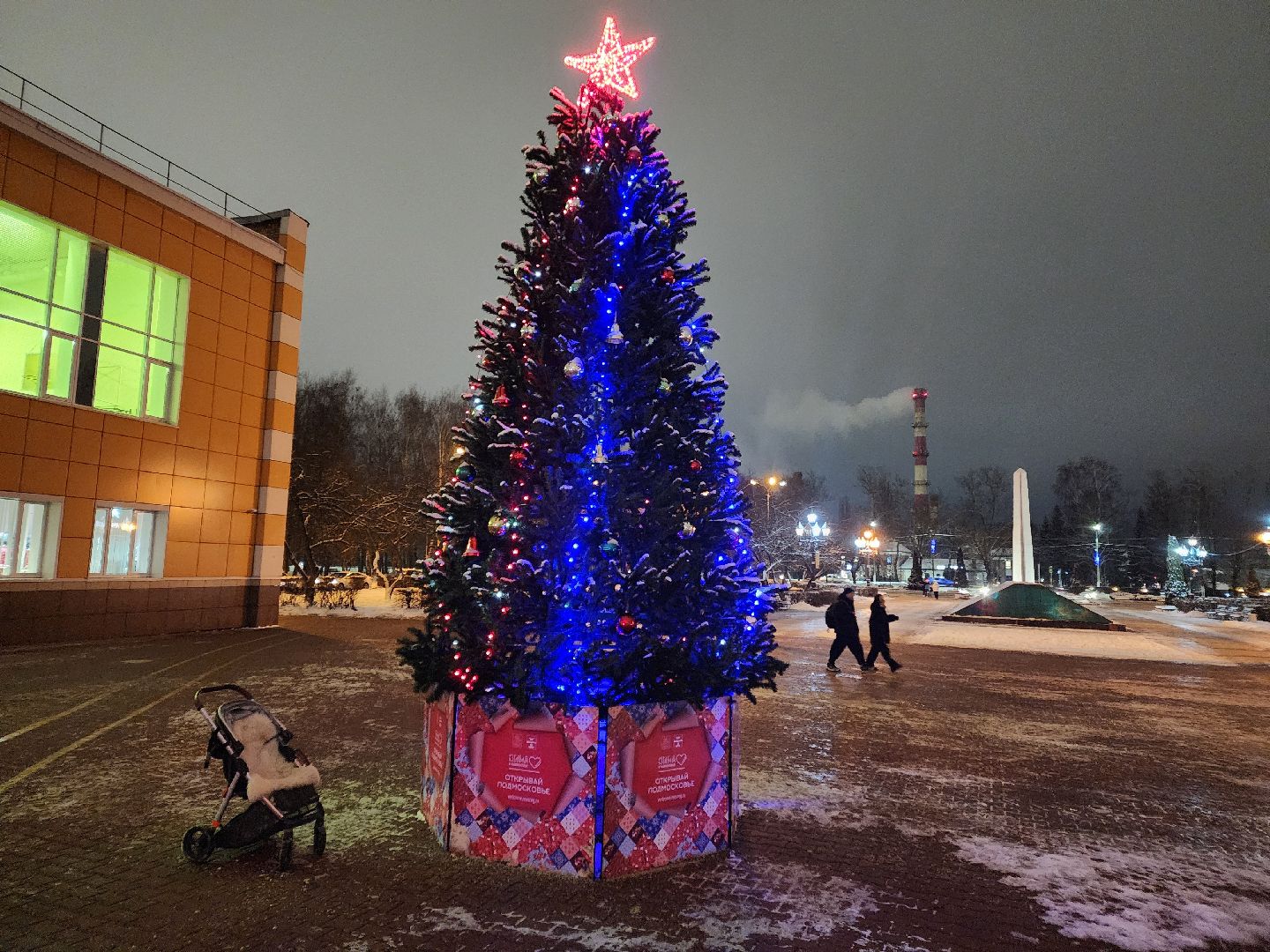 Чехов, новогодние елки, украшение города к новому году, проект губернатора московской области, зима в подмосковье, дворец культуры Дружба, вертикалки,
