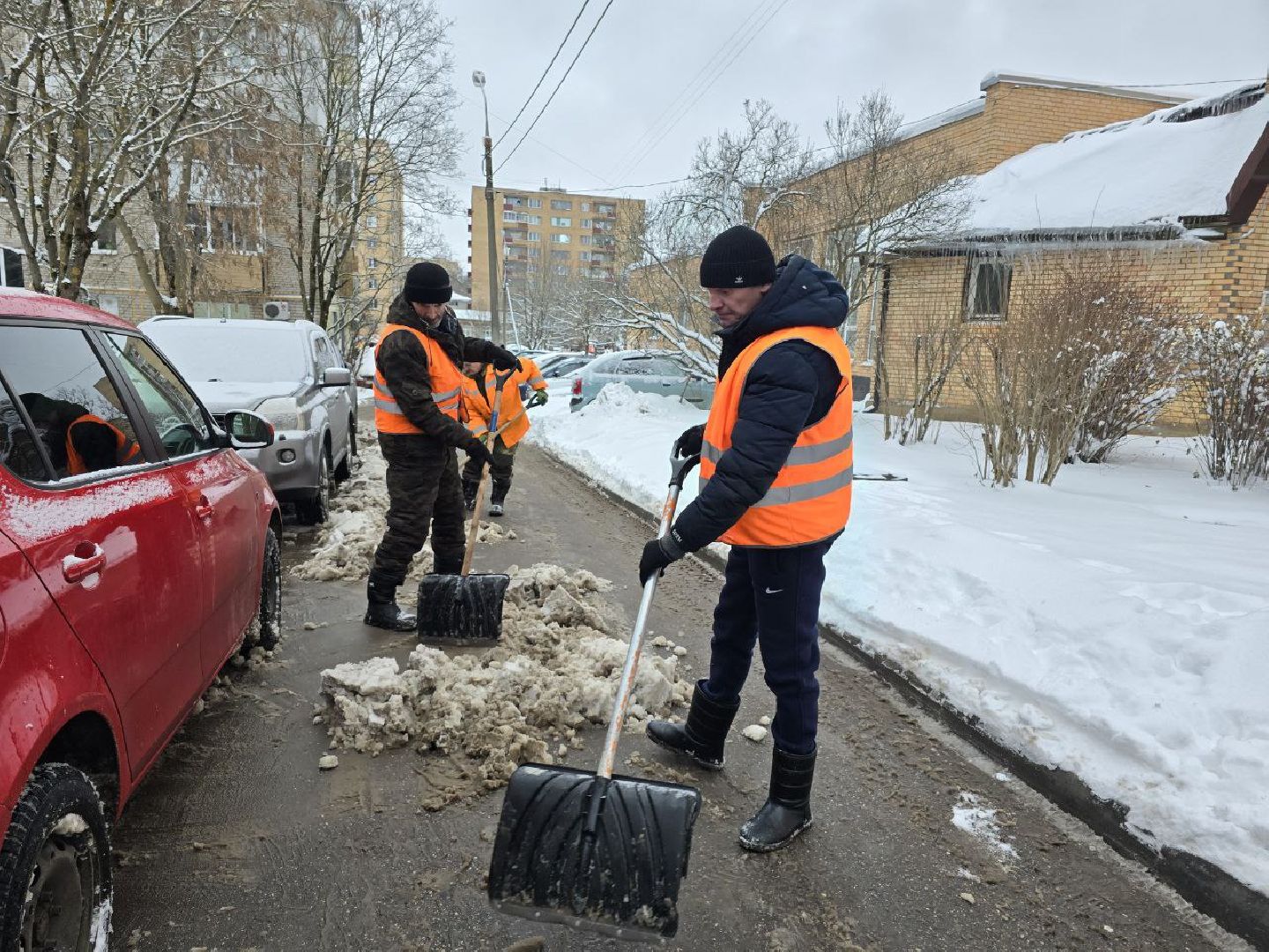 можайск, можайский городской округ, подмосковье, жкх, уборка снега, зима, ликвидация последствий снегопада, очистка дворов, дворы, общественные территории, коммунальщики, дворники, вертикалки,