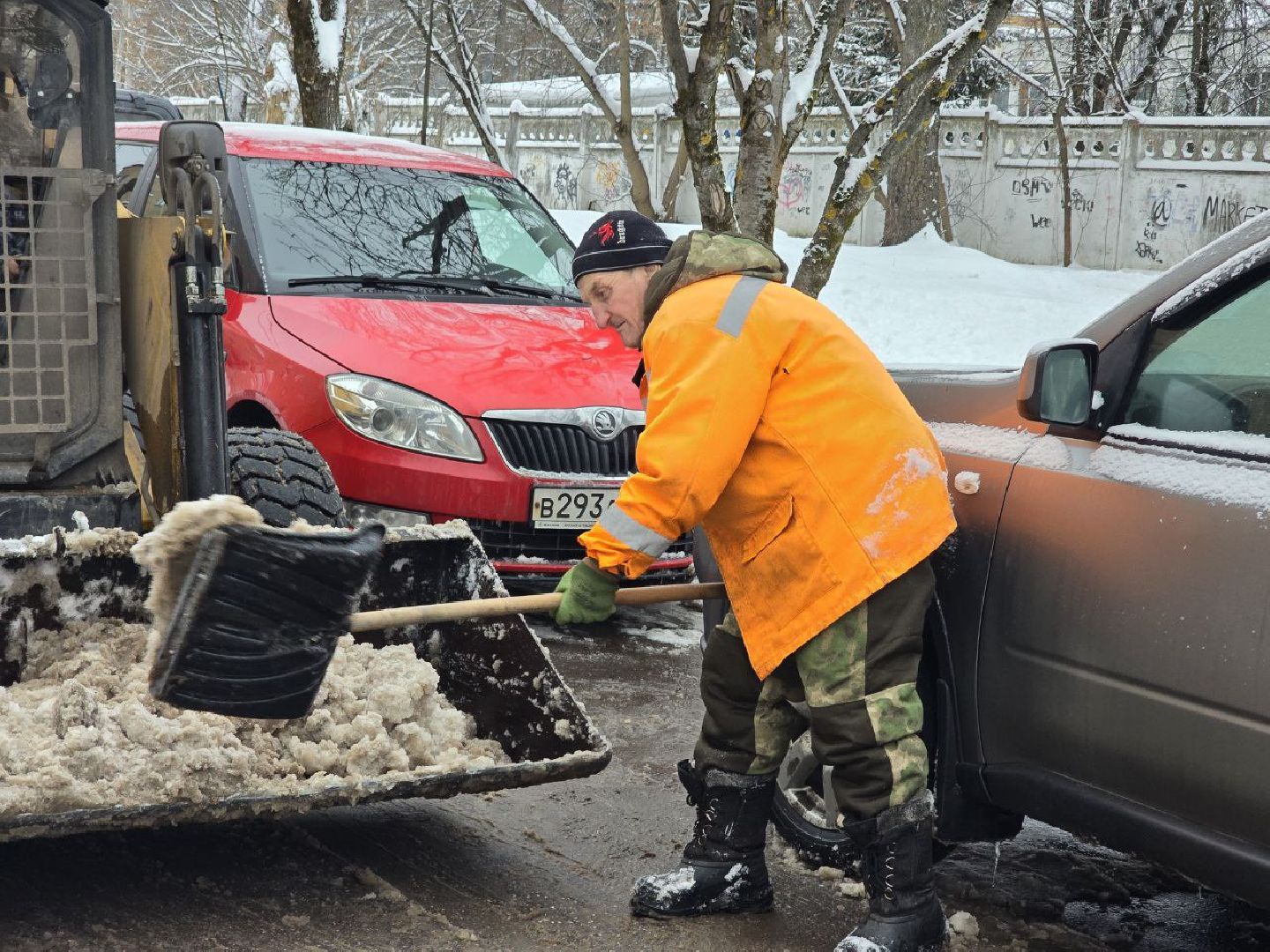 можайск, можайский городской округ, подмосковье, жкх, уборка снега, зима, ликвидация последствий снегопада, очистка дворов, дворы, общественные территории, коммунальщики, дворники, вертикалки,