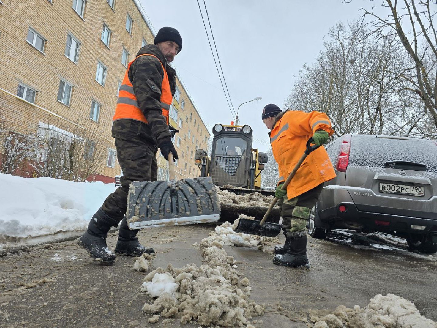 можайск, можайский городской округ, подмосковье, жкх, уборка снега, зима, ликвидация последствий снегопада, очистка дворов, дворы, общественные территории, коммунальщики, дворники, вертикалки,