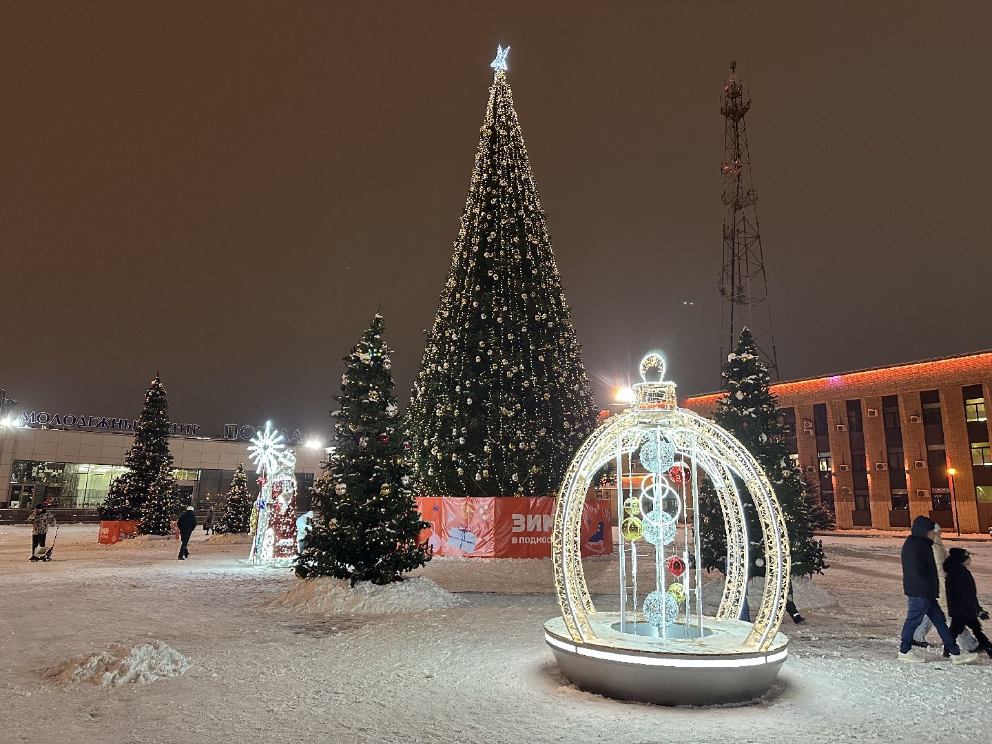 новый год, украшение города к новому году, дед мороз и снегурочка,