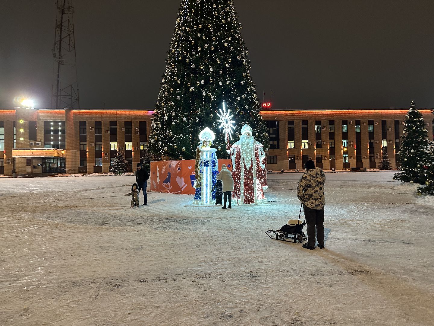 новый год, украшение города к новому году, дед мороз и снегурочка,