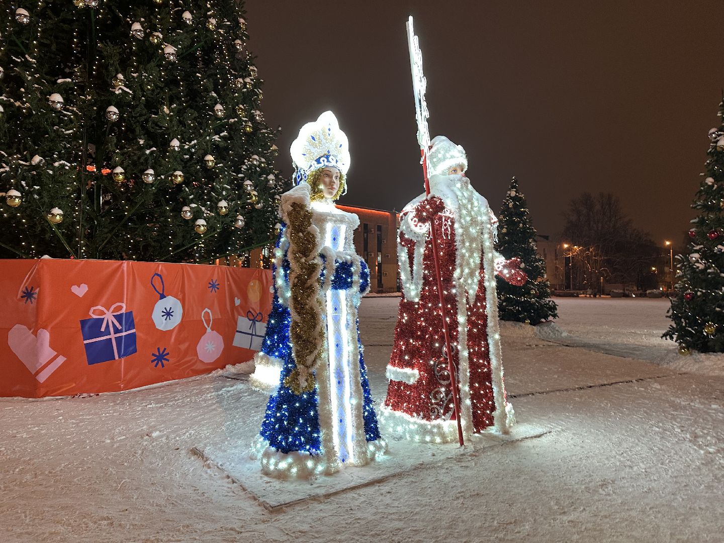 новый год, украшение города к новому году, дед мороз и снегурочка,