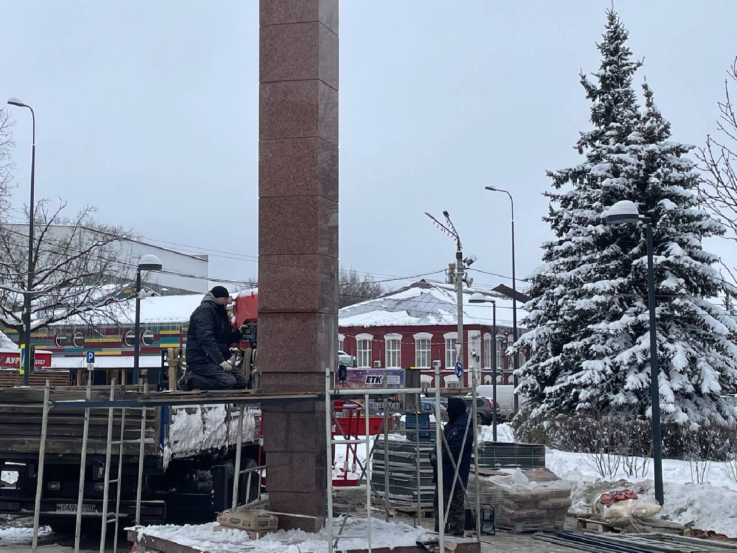 дмитров, яхрома, стела в сквере генерала Кузнецова, вертикалка,