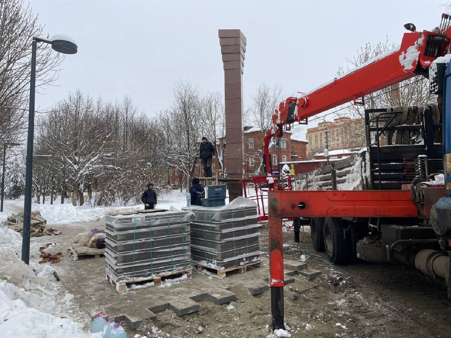 дмитров, яхрома, стела в сквере генерала Кузнецова, вертикалка,