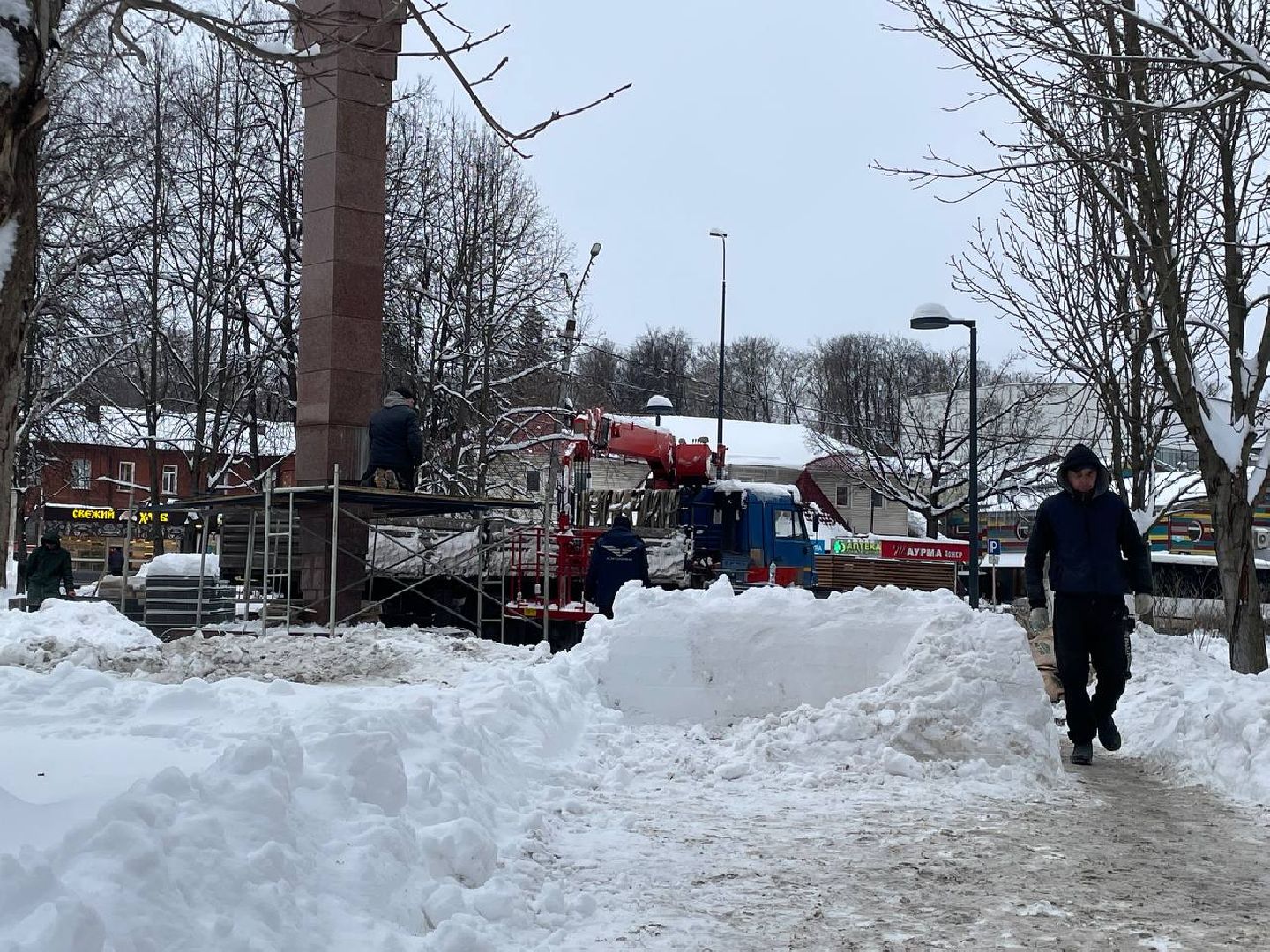 дмитров, яхрома, стела в сквере генерала Кузнецова, вертикалка,