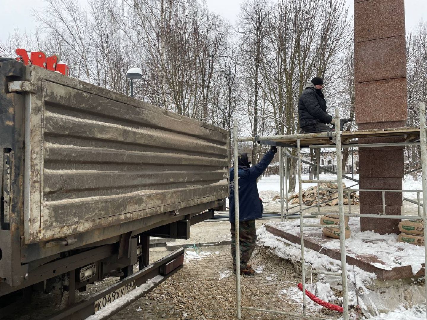 дмитров, яхрома, стела в сквере генерала Кузнецова, вертикалка,