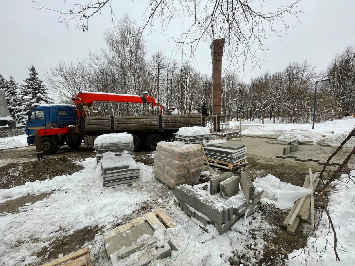 дмитров, яхрома, стела в сквере генерала Кузнецова, вертикалка,