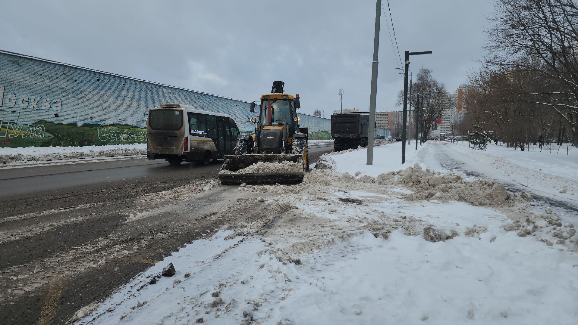 снег, уборка, уборка снега, наледь, уборка снега и наледи, снег и наледь, трактор, самосвал, вертикалки