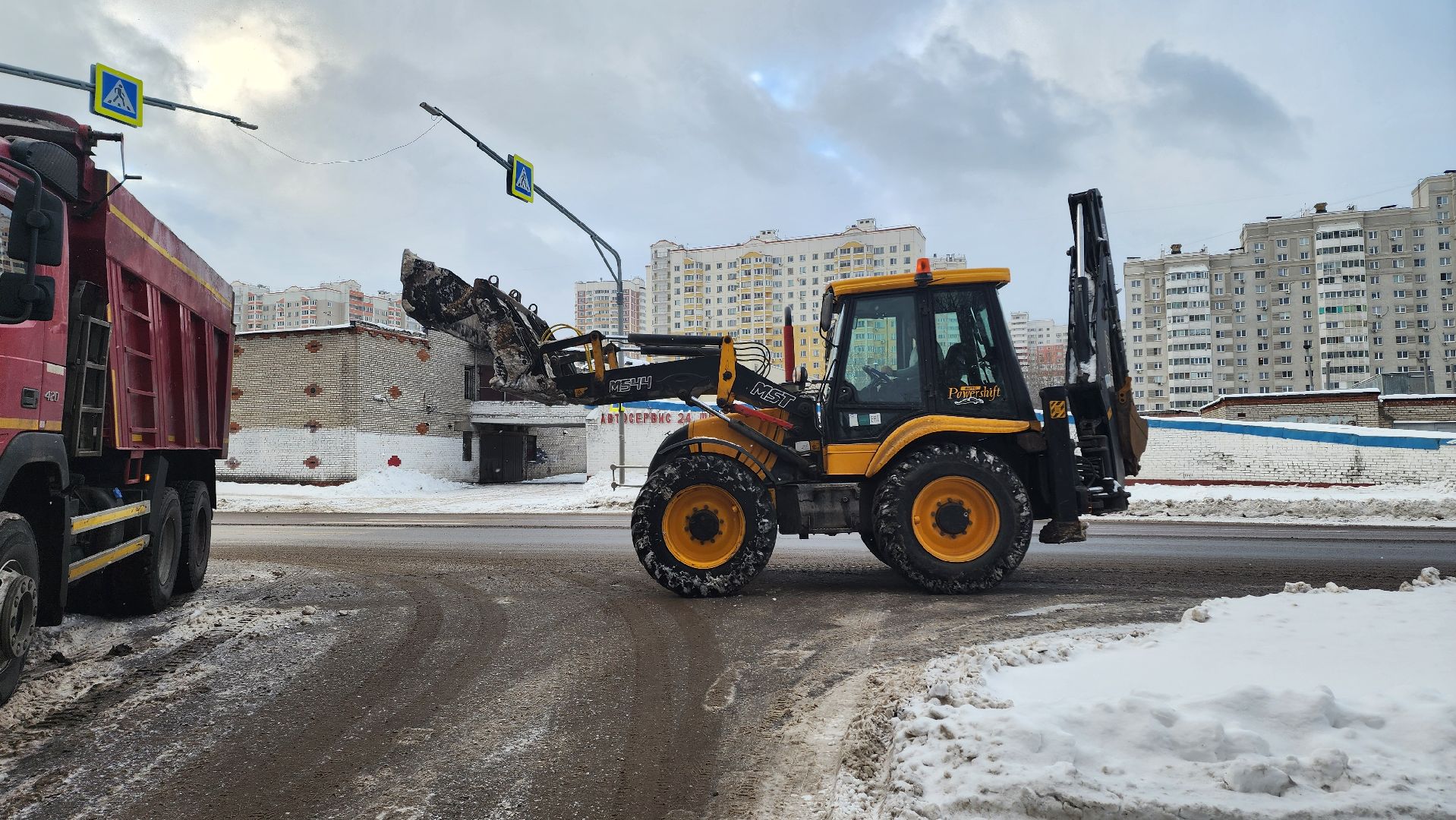 снег, уборка, уборка снега, наледь, уборка снега и наледи, снег и наледь, трактор, самосвал, вертикалки