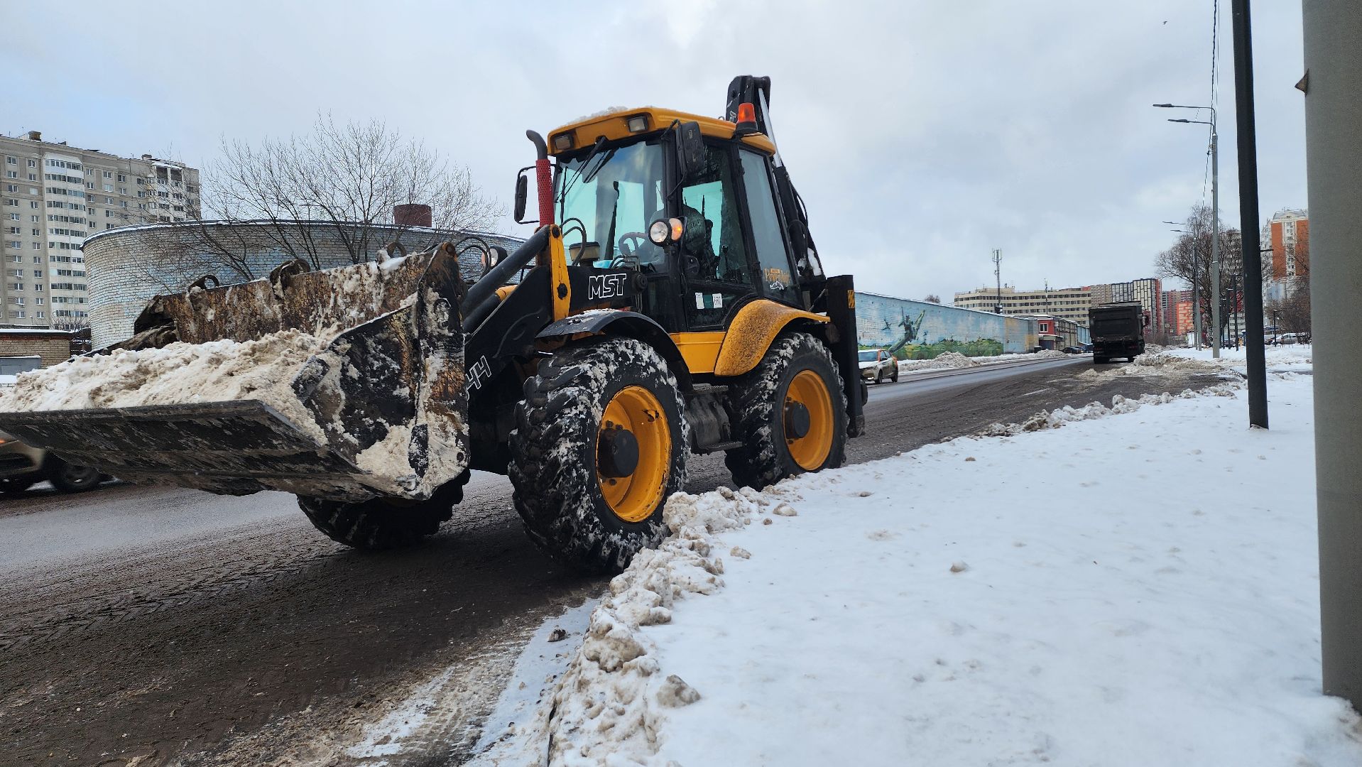снег, уборка, уборка снега, наледь, уборка снега и наледи, снег и наледь, трактор, самосвал, вертикалки