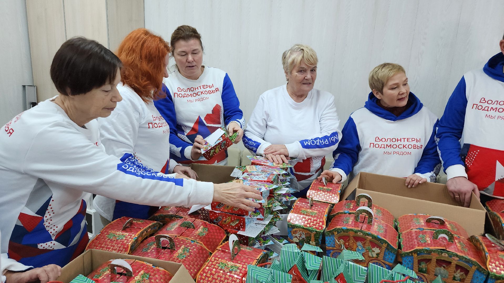 гуманитарная помощь, донбасс, дети донбасса, новый год, подарки, сладкие подарки, подарки на новый год,