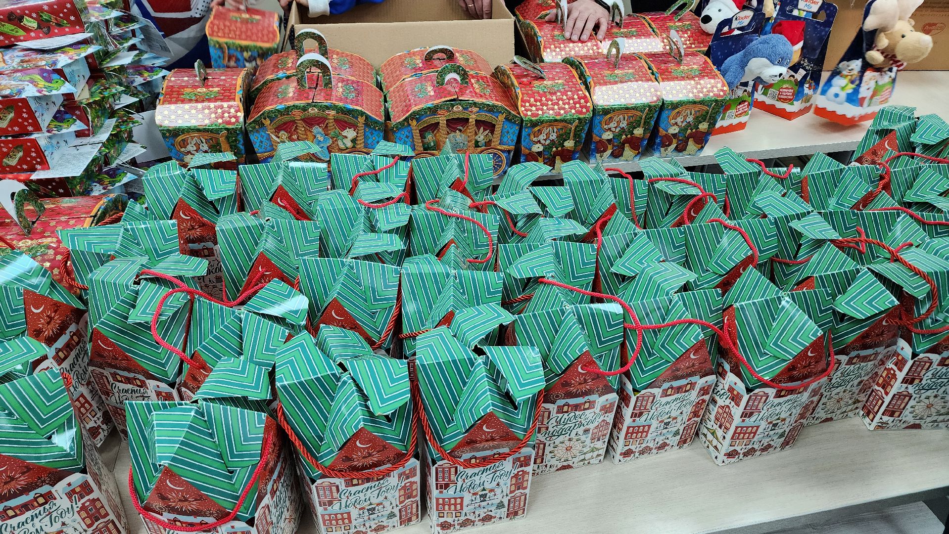 гуманитарная помощь, донбасс, дети донбасса, новый год, подарки, сладкие подарки, подарки на новый год,