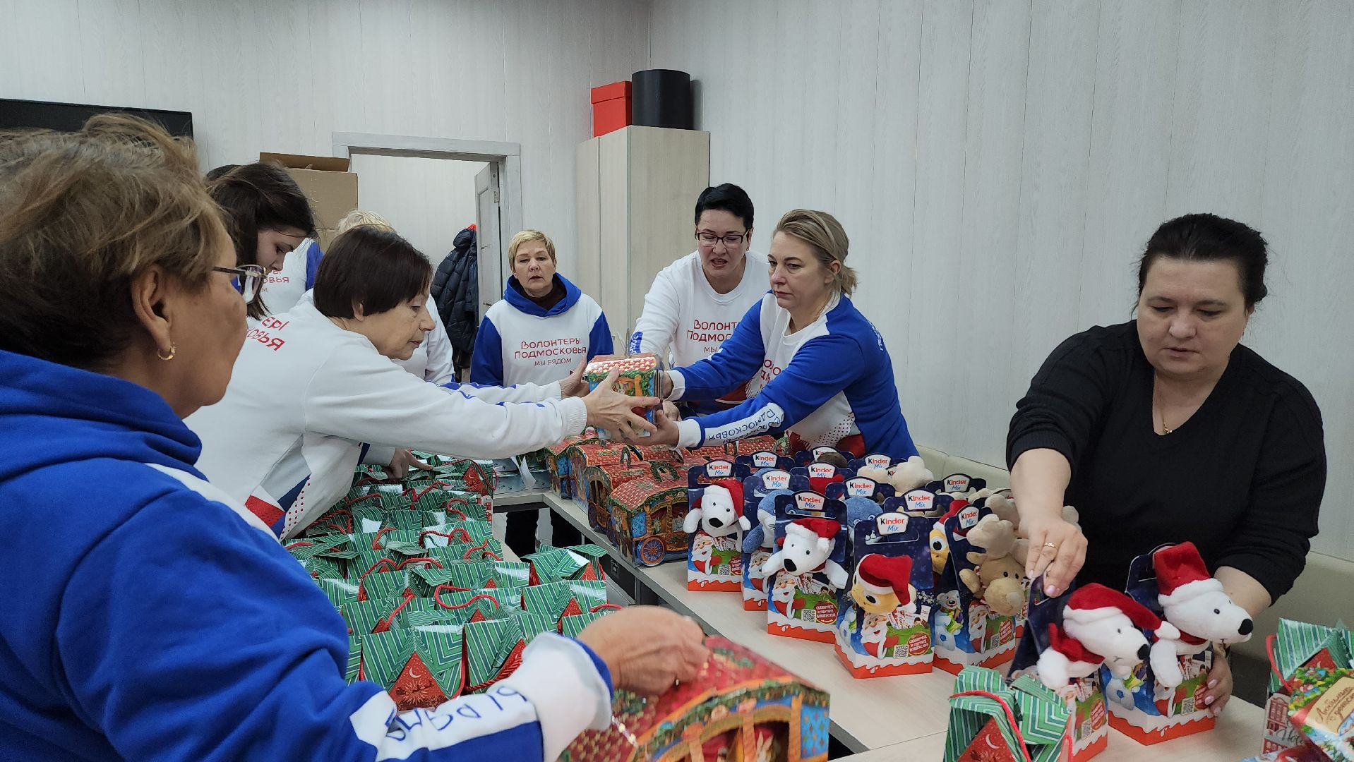 гуманитарная помощь, донбасс, дети донбасса, новый год, подарки, сладкие подарки, подарки на новый год,
