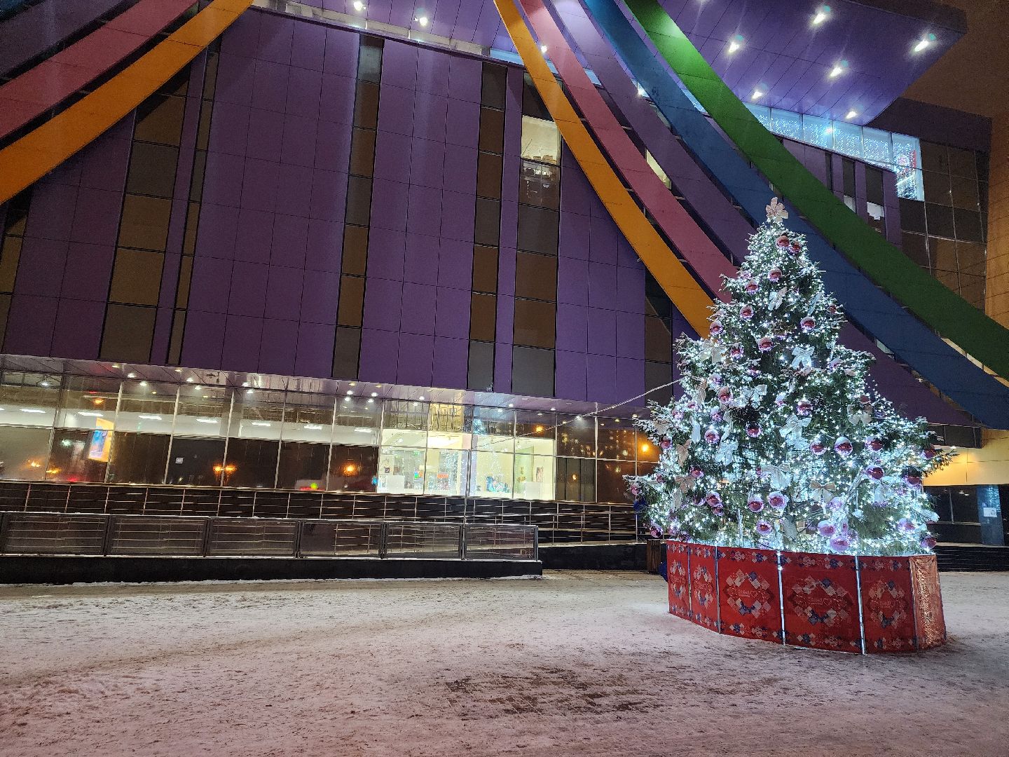 Чехов, торговый центр Карнавал, новогодняя елка, праздничная иллюминация, подготовка к Новому году, проект губернатора московской области, зима в подмосковье, вертикалки,