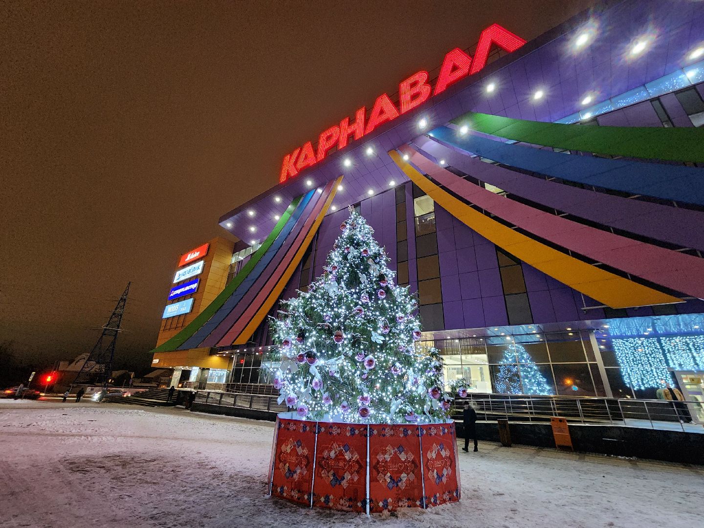 Чехов, торговый центр Карнавал, новогодняя елка, праздничная иллюминация, подготовка к Новому году, проект губернатора московской области, зима в подмосковье, вертикалки,